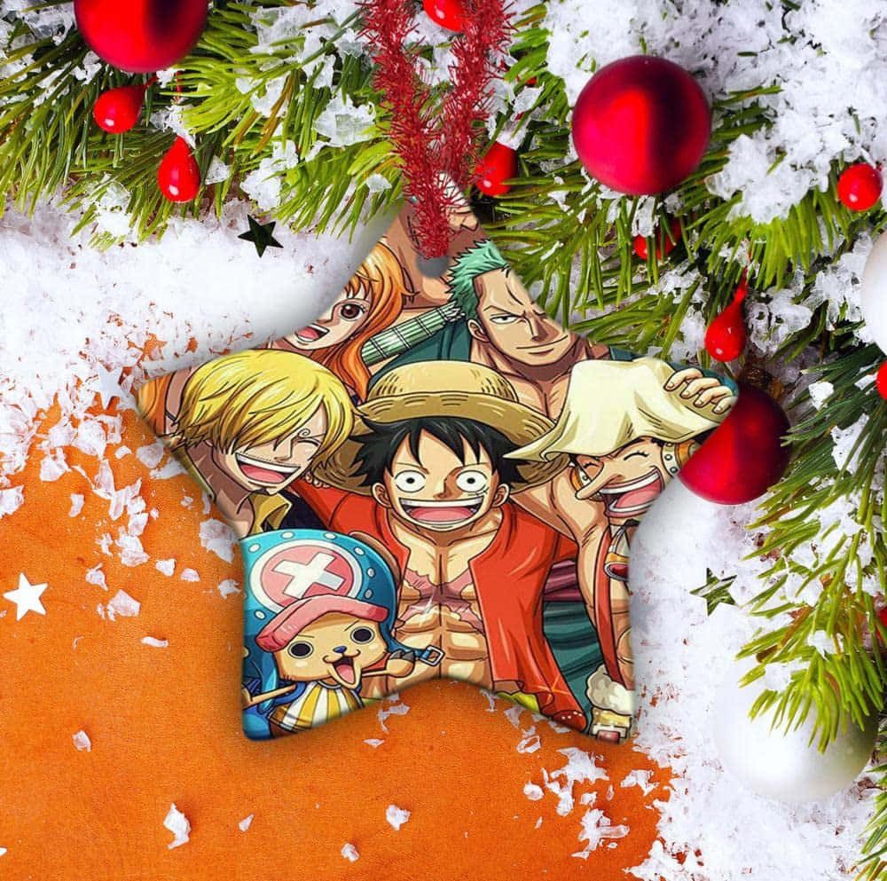 One Piece Christmas 桌布 壁紙 — 一個星形One Piece裝飾品，船員被雪松枝和紅色飾球環繞。