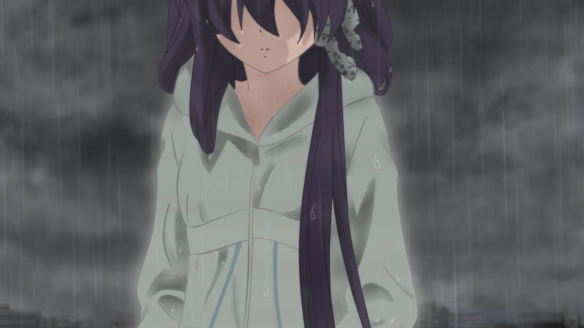 雨中穿著灰色連帽雨衣的紫發動漫女孩 — 可憐動漫 壁紙