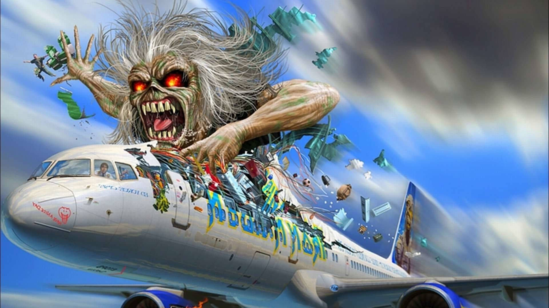Iron Maiden's Flight 666 壁紙 — 一個擁有狂野頭髮和發光紅眼的怪物從墜毀的飛機中衝出，背景是暴風雨的天空。
