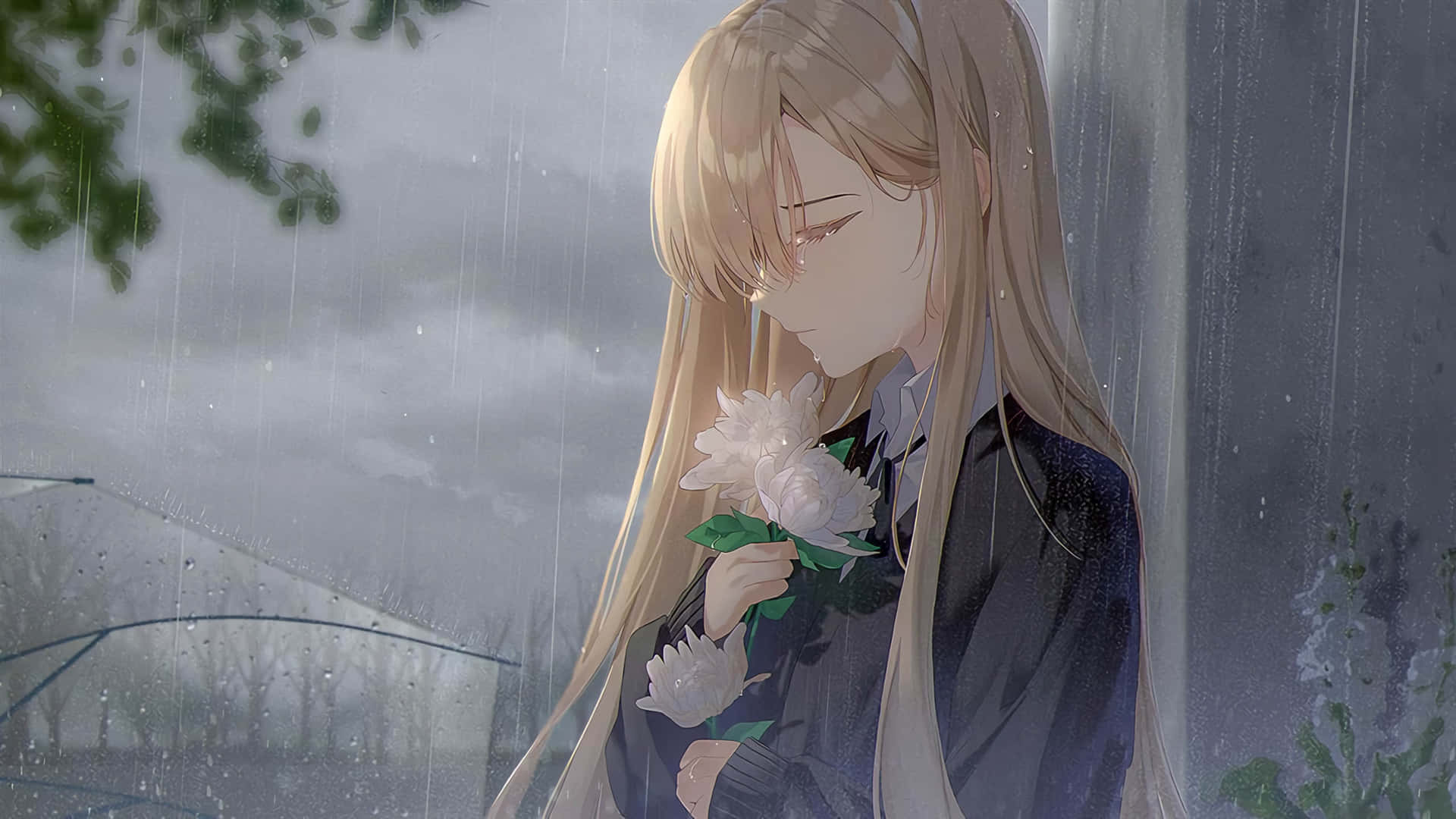  壁紙 — 一個憂鬱的動漫女孩，長長的金髮，站在雨痕斑斑的窗邊，手持白玫瑰。
