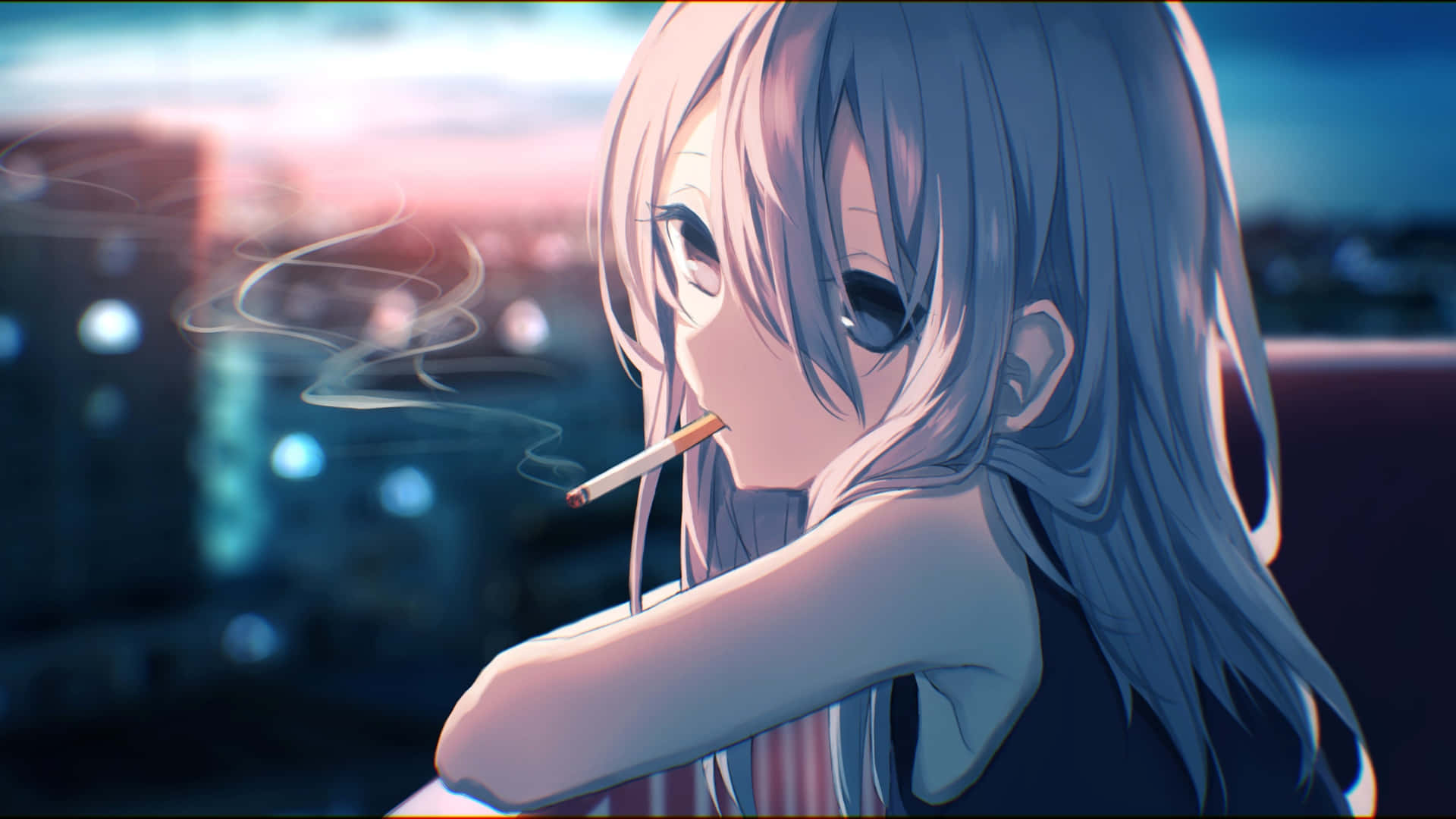  壁紙 — 一個憂鬱的銀髮動漫女孩在黃昏時分，在模糊的城市天際線背景下抽煙。