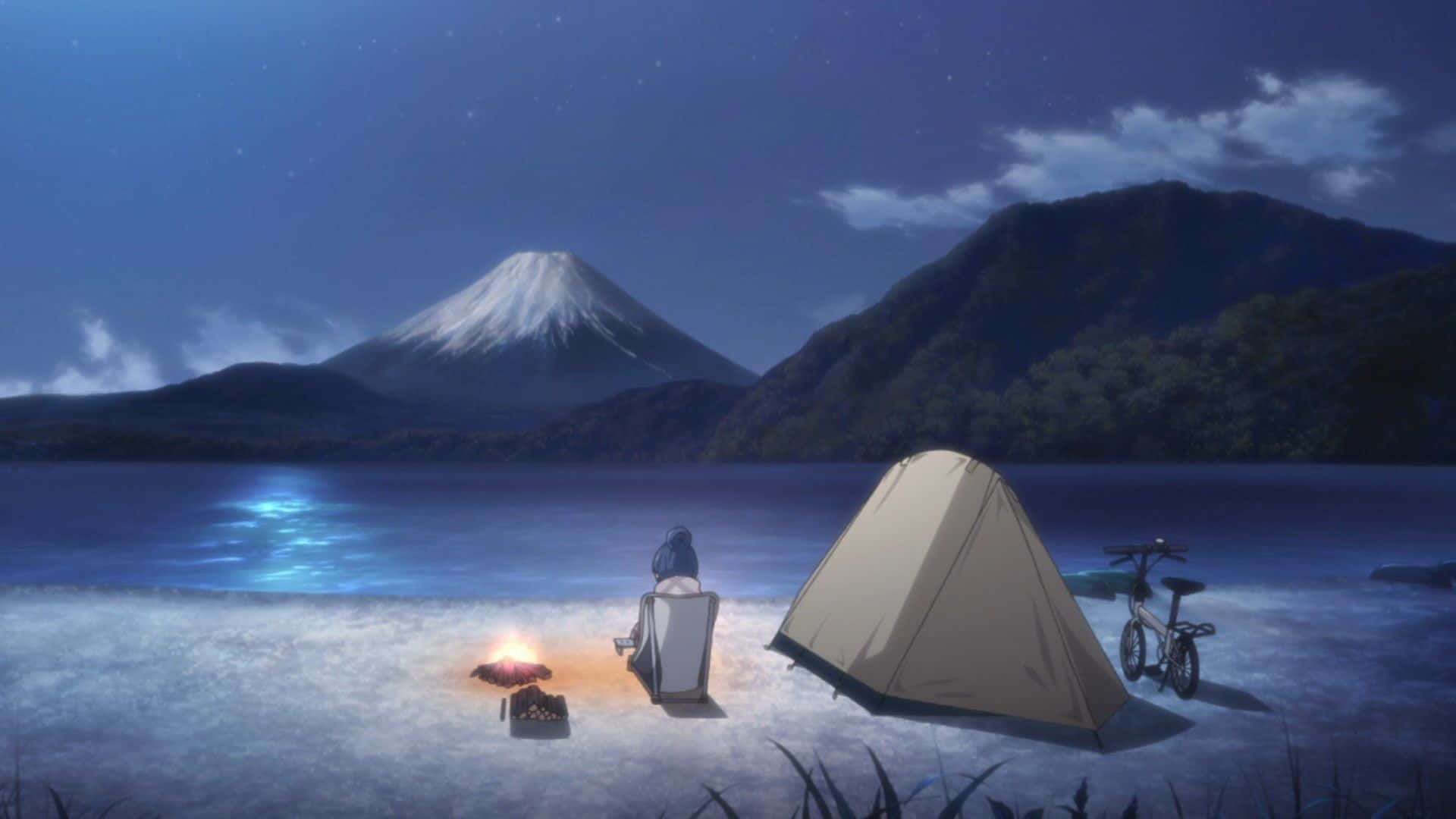 一個人在星空下的富士山和湖邊露營。