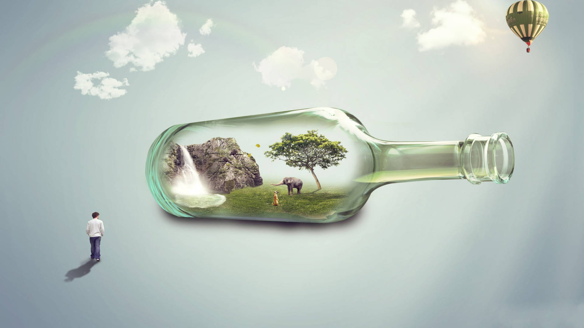 人看著漂浮的瓶子，裡面有微小的風景