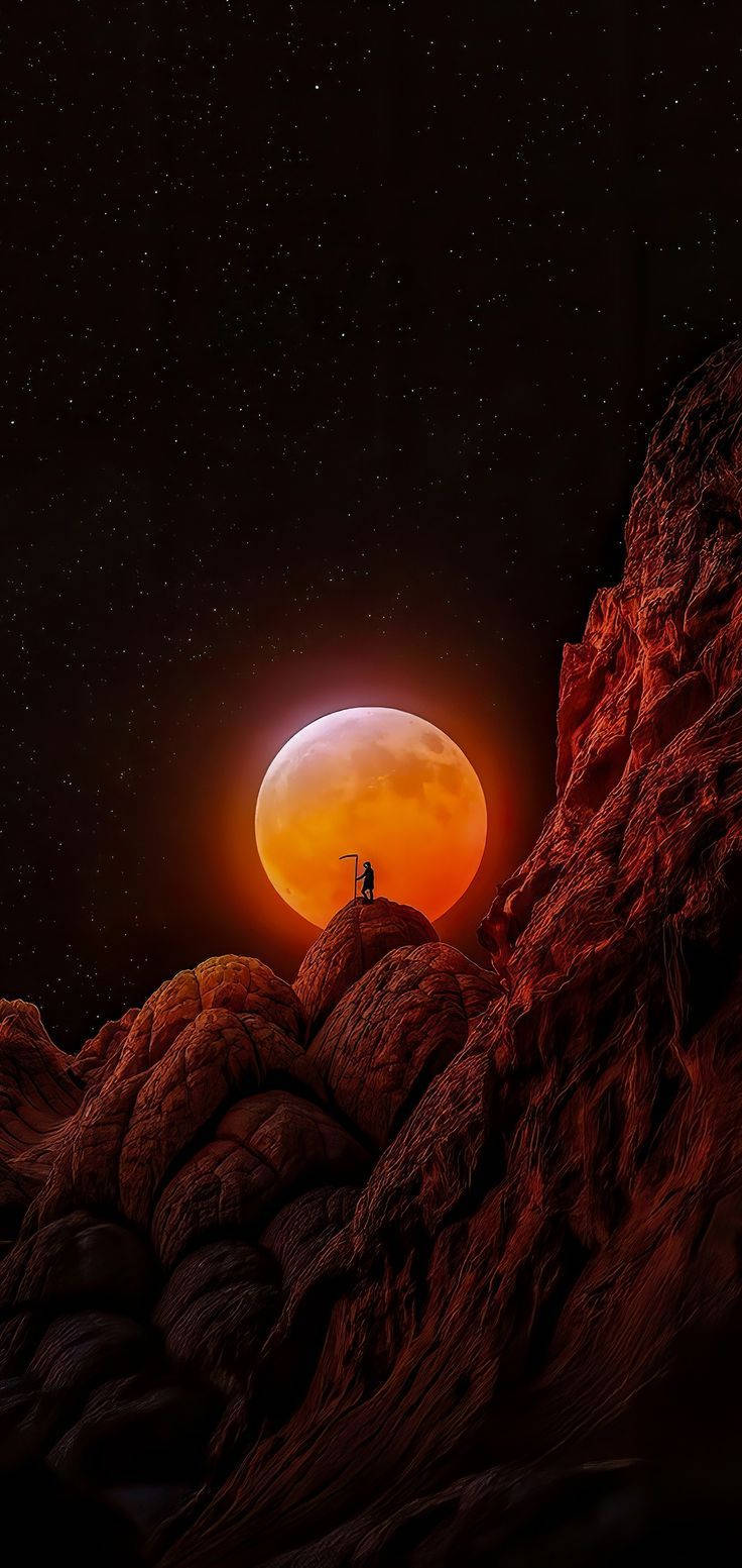 在星空下，一個人在岩石懸崖上，背景是發光的橙色月亮。