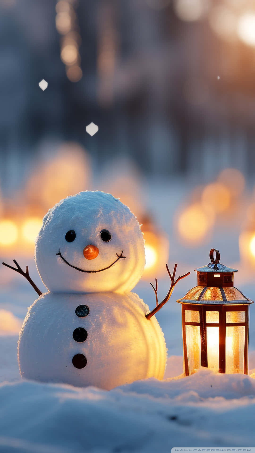  壁紙 — 一個快樂的雪人，樹枝手臂和煤炭鈕扣，站在雪地裡，旁邊是一盞發光的燈籠，背景是金色日落。