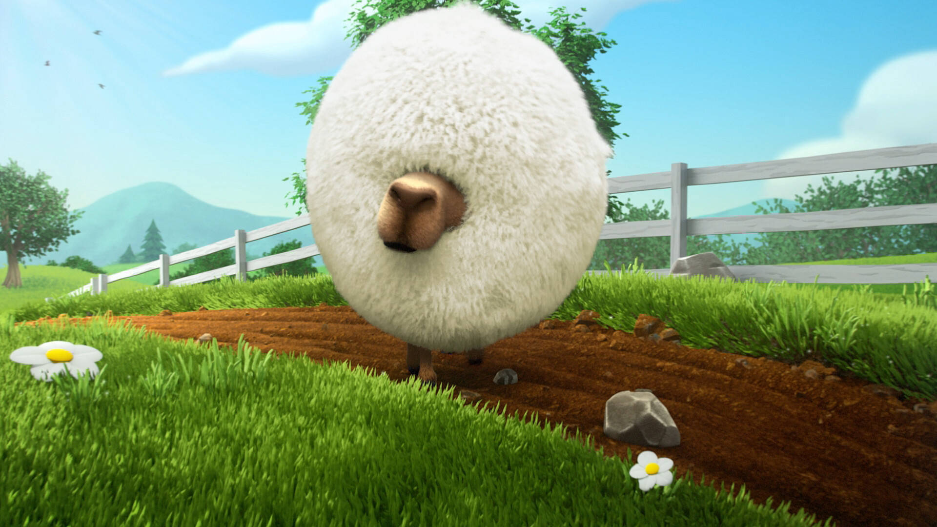 《Hay Day》綿羊 壁紙 — 一隻毛茸茸的白色綿羊，臉部棕色，站在明亮的藍天下木柵欄附近的草地上。