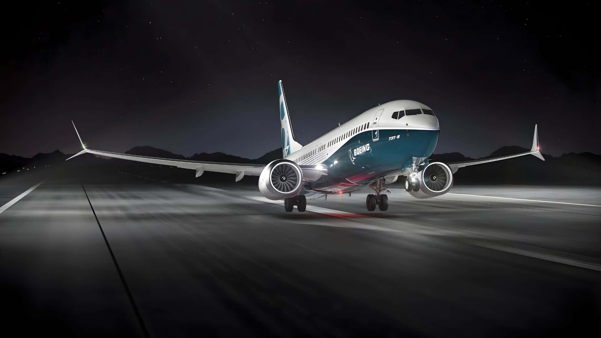  壁紙 — 一架波音737飛機在星空下、遠山背景中，夜間在跑道上滑行。