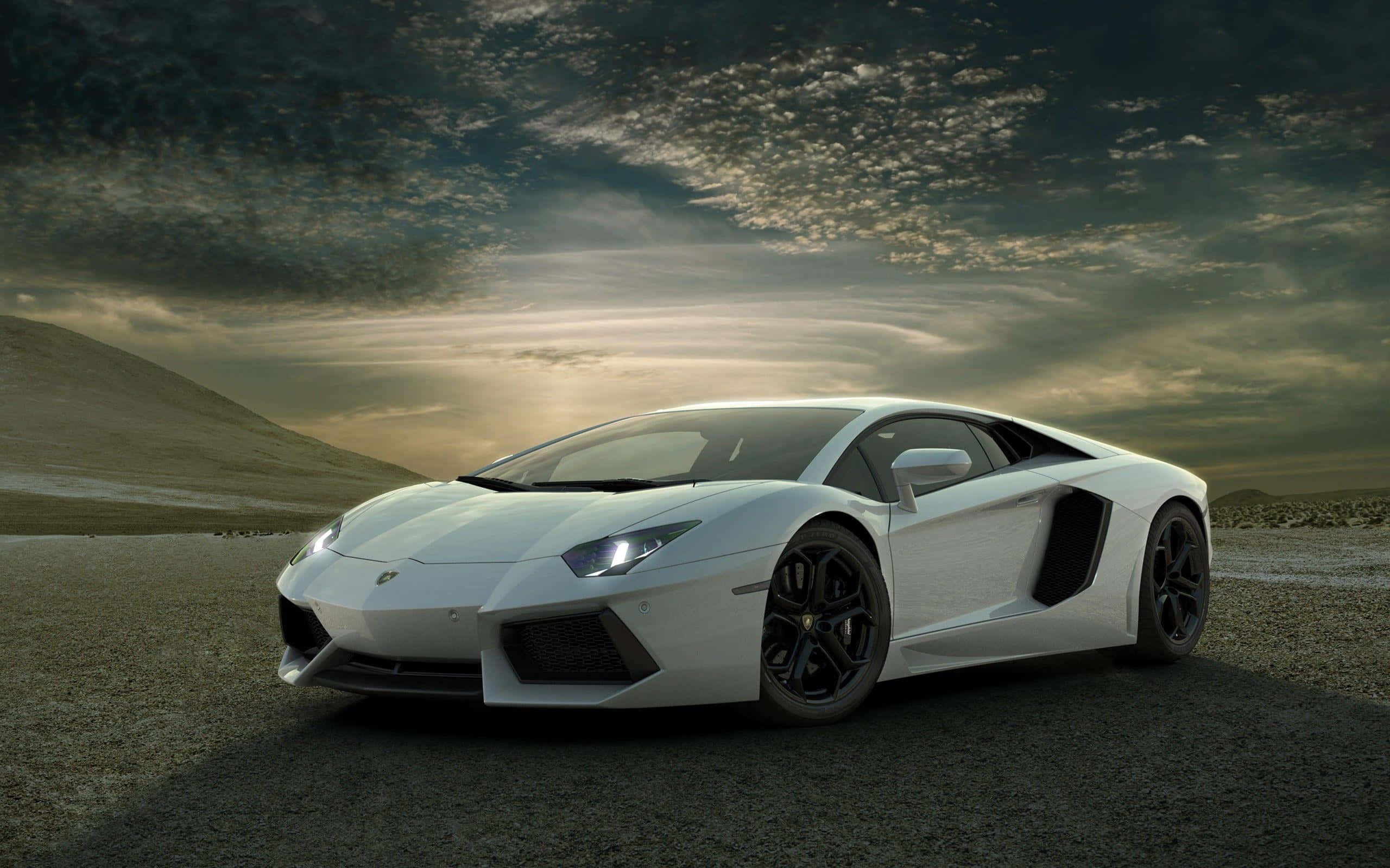 Lamborghini Reventón 桌布 壁紙 — 一架流線型白色林寶堅尼Aventador停泊在碎石平原上，上方是戲劇性的多雲天空，金色光芒穿透雲層。