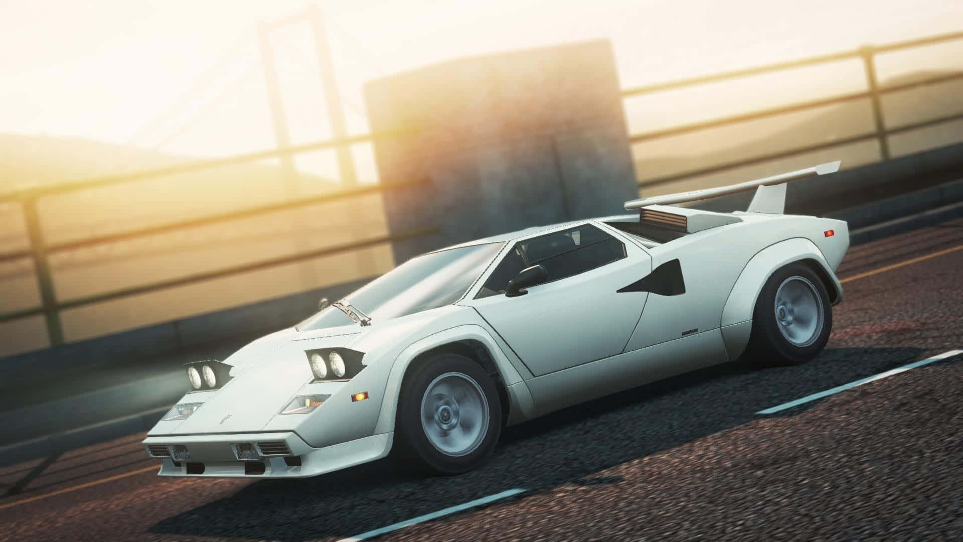 Lamborghini Countach 桌布 壁紙 — 一架流線型白色林寶堅尼Countach在陽光明媚的高速公路上飛馳，金色夕陽在其身後投下長長的影子。