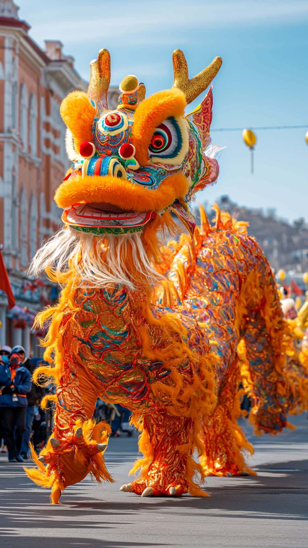  壁紙 — 一件鮮豔的橙色舞龍服飾，帶有精緻圖案，在節日遊行中沿著陽光明媚的城市街道前行。