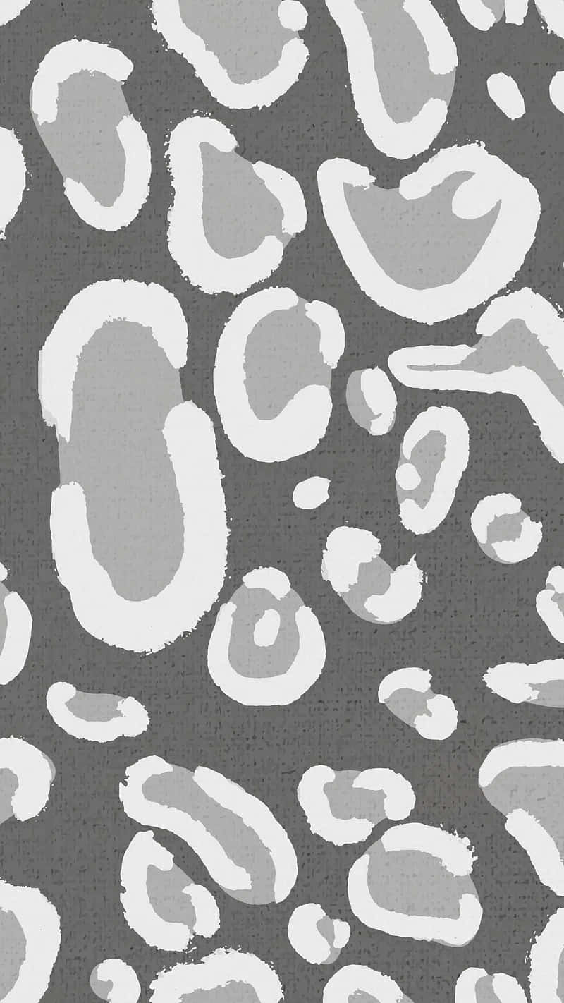 Cheetah Print Aesthetic 桌布 壁紙 — 一款現代抽象壁紙，在帶有紋理的深灰色背景上呈現不規則的白色和淺灰色筆觸形狀。