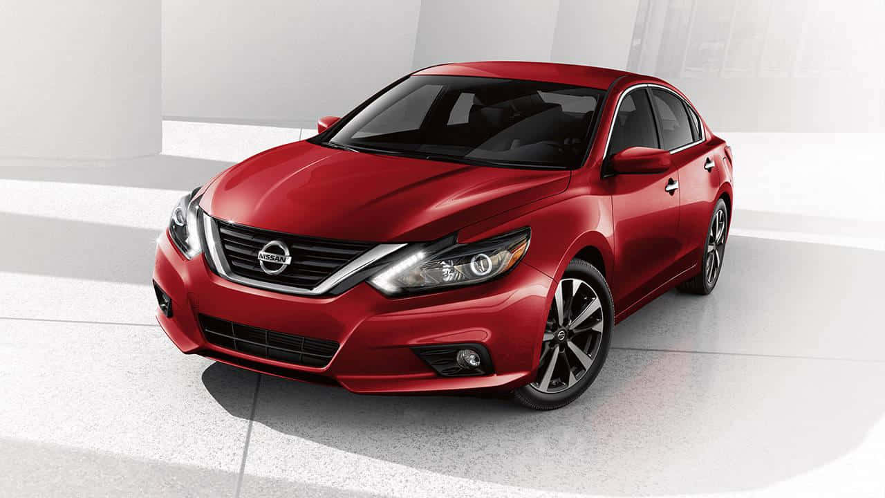 Nissan Altima 桌布 壁紙 — 一輛光澤的紅色日產轎車在簡約的白色地板上，在明亮的攝影棚燈光下閃閃發光。