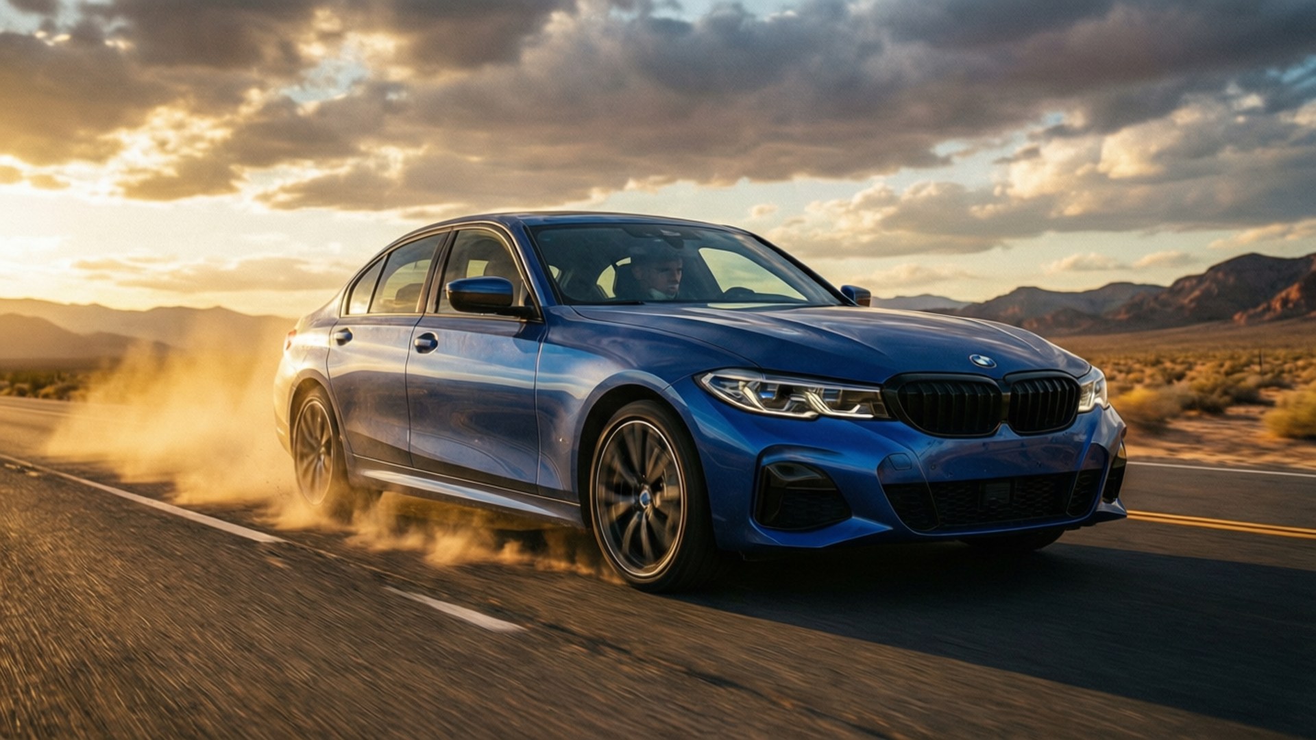 Bmw 3 Series 桌布 壁紙 — 一輛充滿活力的藍色BMW轎車在沙漠公路上疾馳，在戲劇性的日落天空下揚起塵土。