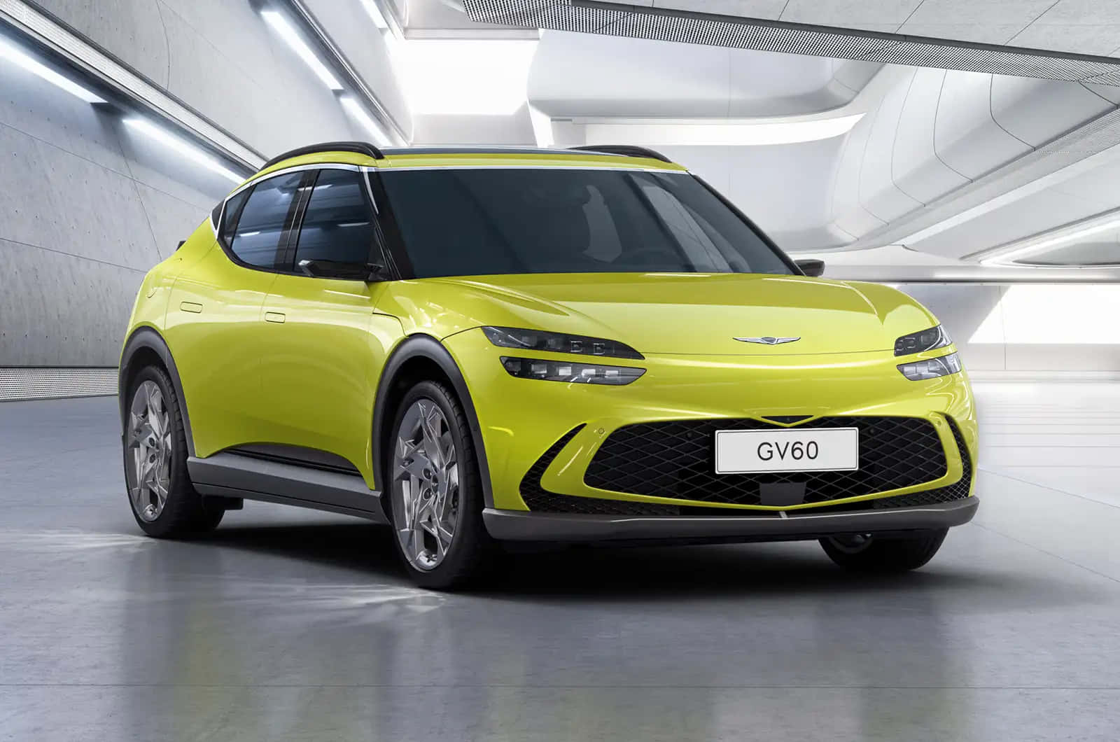 Genesis Gv60 桌布 壁紙 — 一輛充滿活力的青檸綠色GV60 SUV在明亮的攝影棚燈光下，於時尚未來感的地下車庫中閃閃發光。