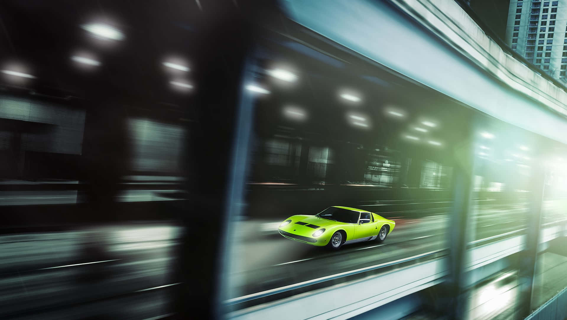 Lamborghini Miura 桌布 壁紙 — 一輛充滿活力的青檸綠色跑車在時尚的玻璃隧道中疾馳，模糊的城市燈光掠過。
