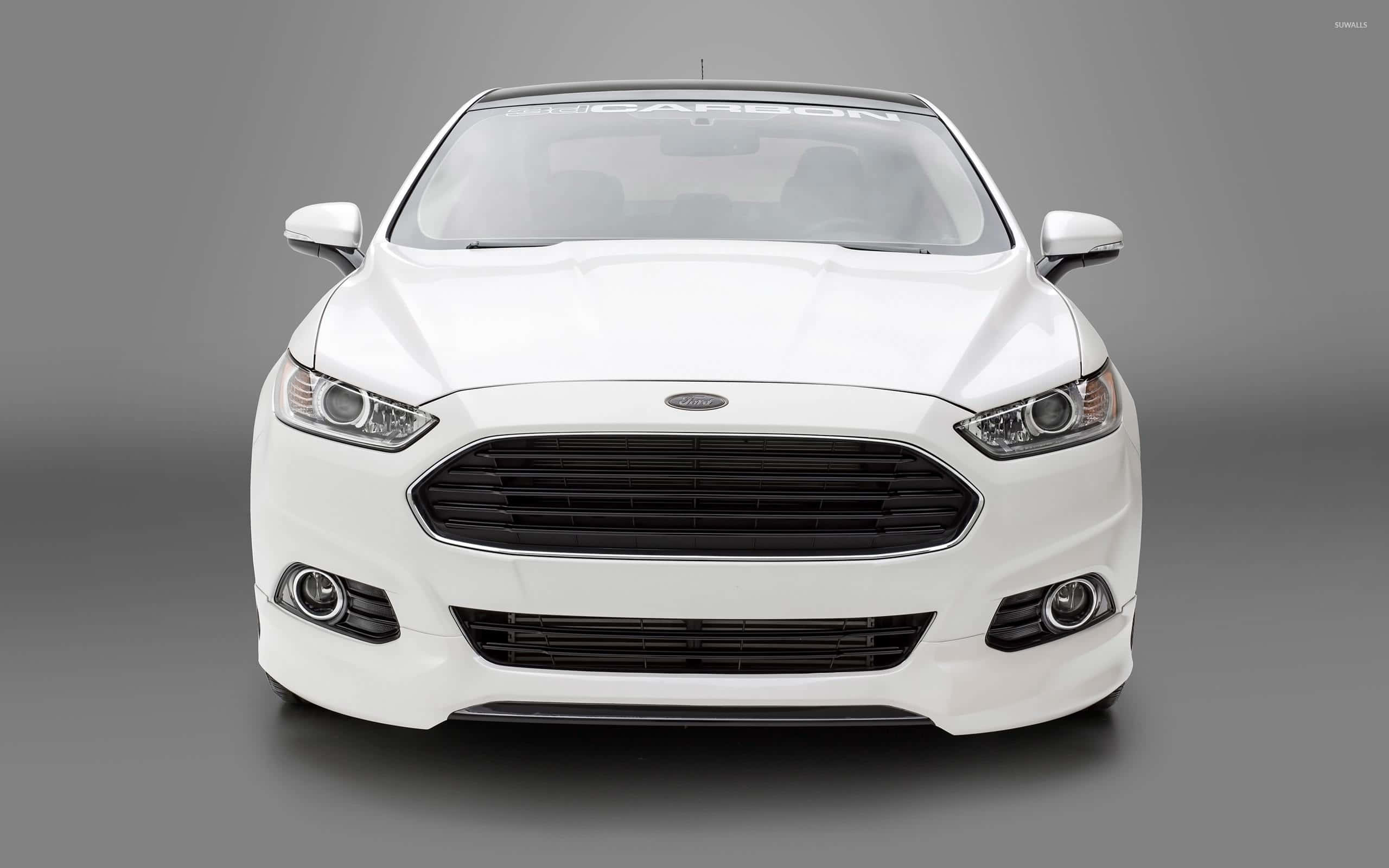Ford Fusion 桌布 壁紙 — 一輛純白色的福特轎車正面朝前，配備流線型頭燈和醒目進氣格柵，背景為中性灰色攝影棚。