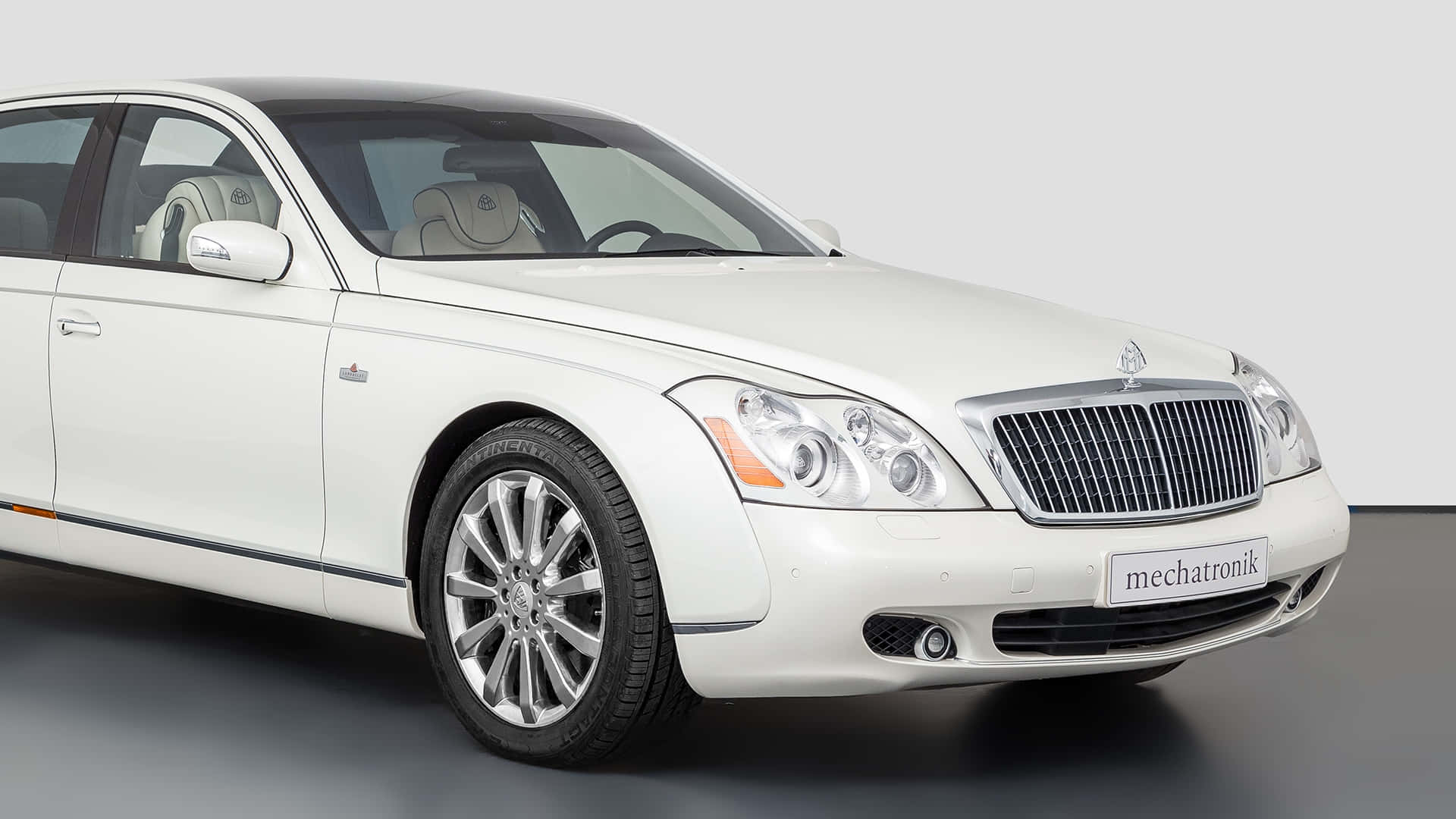 白色Maybach 57豪華轎車在攝影棚中，帶有鍍鉻細節。 — 美學白色動態圖 壁紙