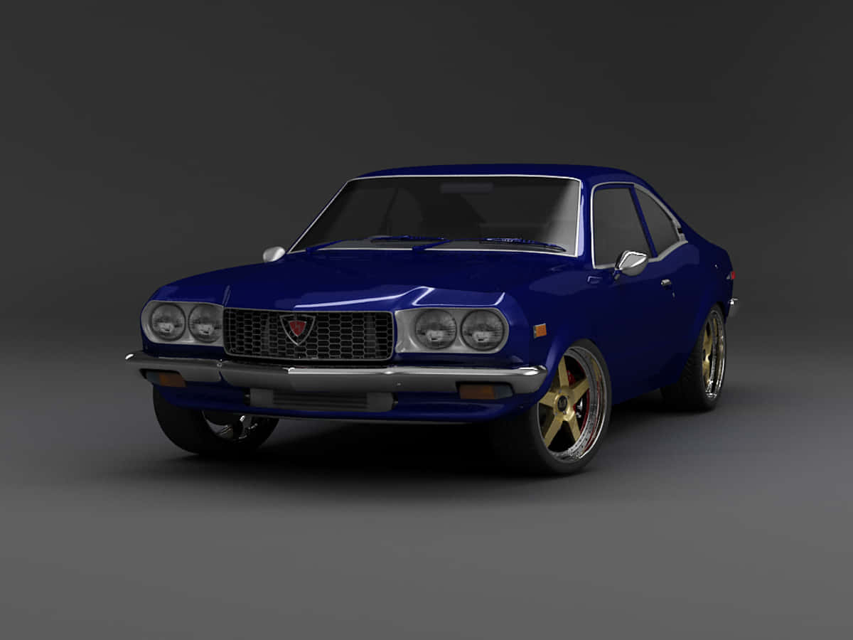 Mazda Rx-3 桌布 壁紙 — 一輛光澤的皇家藍色經典轎跑車，配金色輪圈和鍍鉻飾件，置於中性灰色工作室背景前。