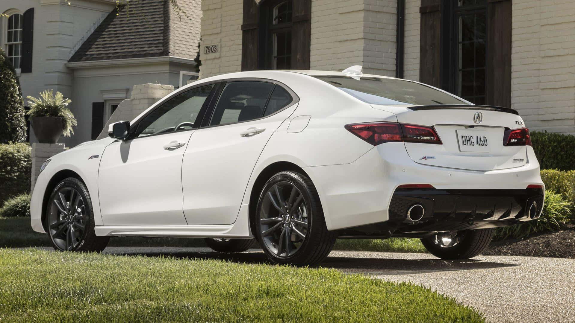 Acura Tlx 桌布 壁紙 — 一輛時尚的白色Acura TLX轎車配黑色輪圈，停泊在白色房子前的碎石車道上，房子前有綠色草坪。