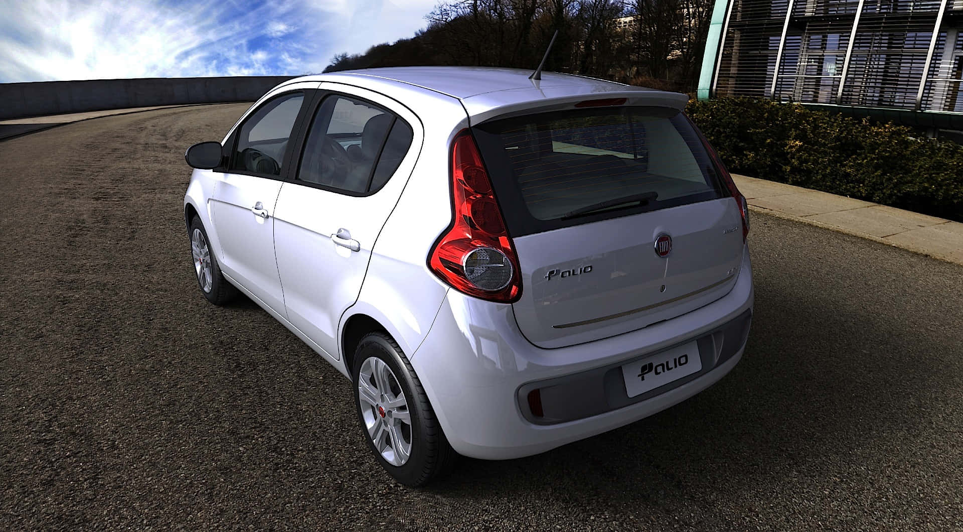 Fiat Palio 桌布 壁紙 — 一輛時尚的白色Fiat Polo停泊在彎曲的瀝青路上，天空部分多雲，背景有現代建築。