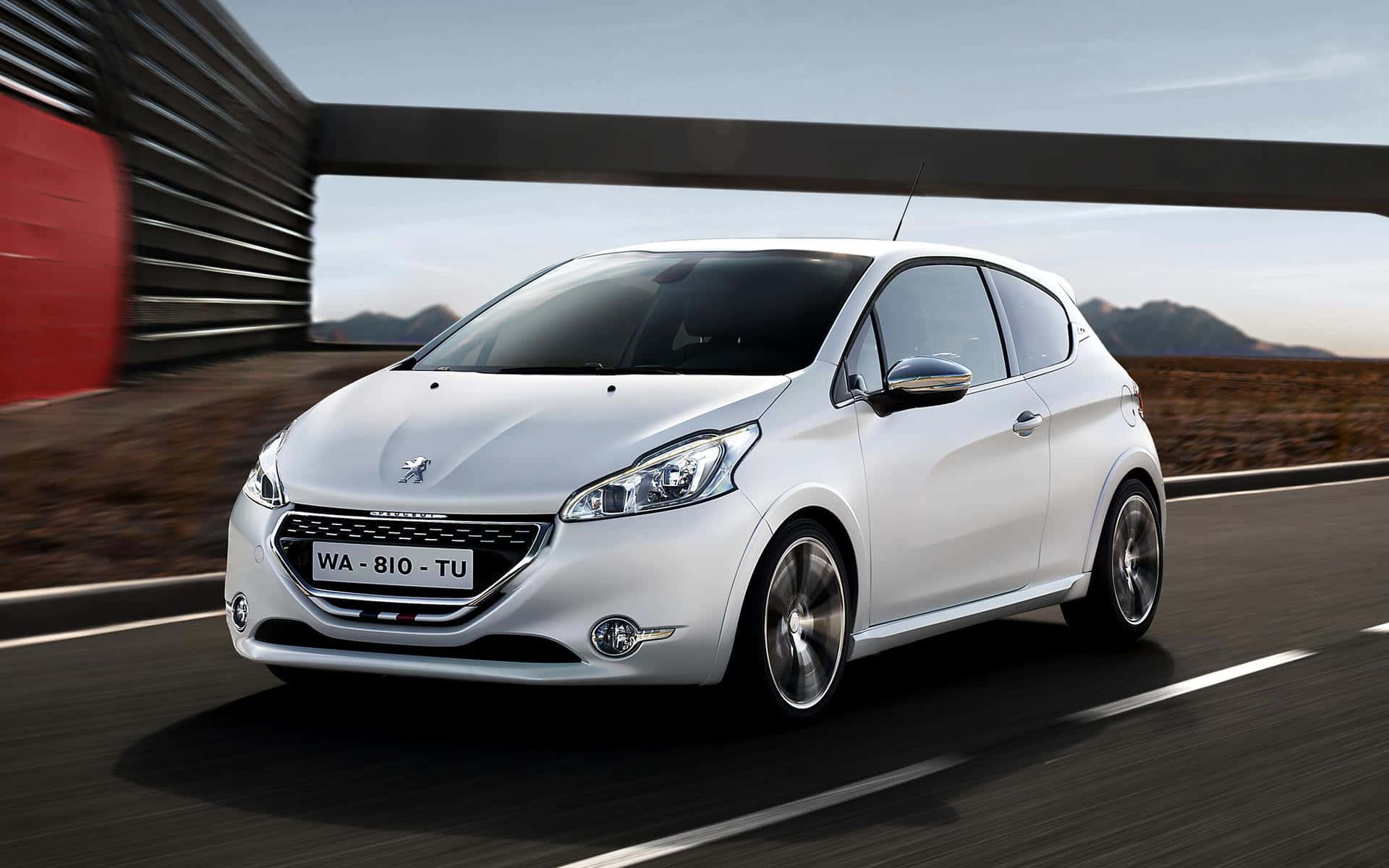 Peugeot 208 桌布 壁紙 — 一輛時尚的白色Peugeot 208在現代天橋下的高速公路上疾馳，帶有模糊的動感和遠山。