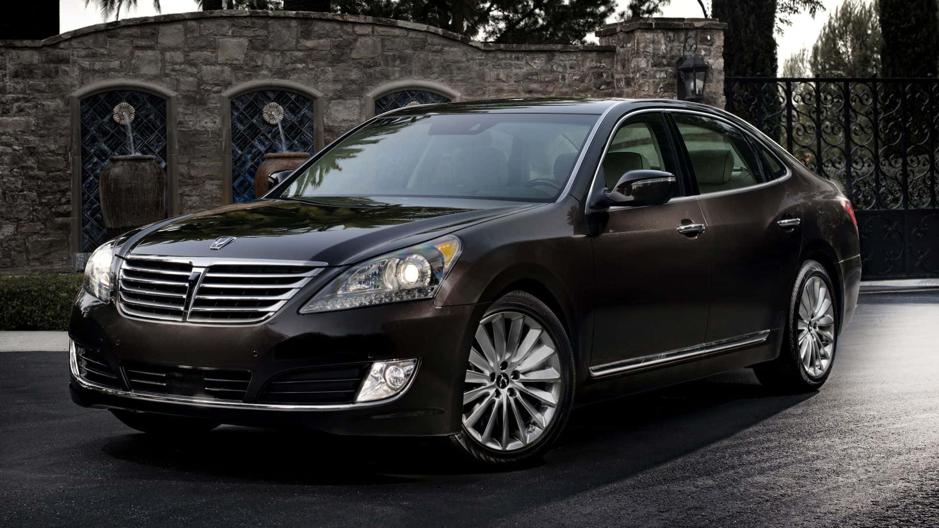 Hyundai Equus 桌布 壁紙 — 一輛時尚的黑色豪華轎車停在帶有拱形窗戶和華麗鐵門的石牆前。