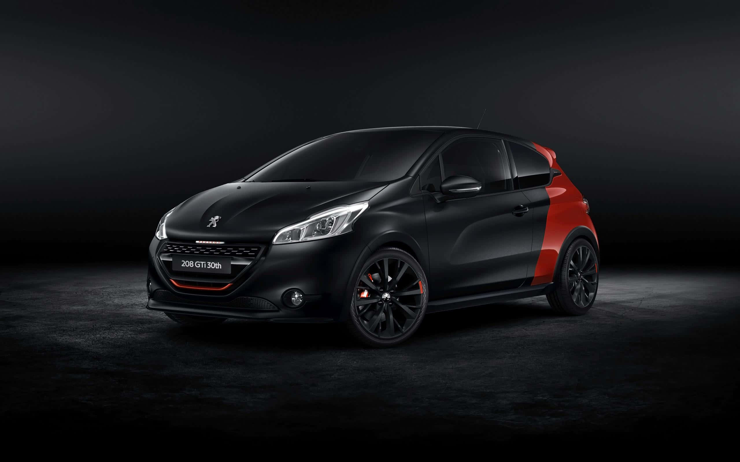 Peugeot 208 桌布 壁紙 — 一輛時尚的黑色和紅色標緻208 GTi 30th跑車在戲劇性的攝影棚燈光下，在黑暗的背景中閃耀。