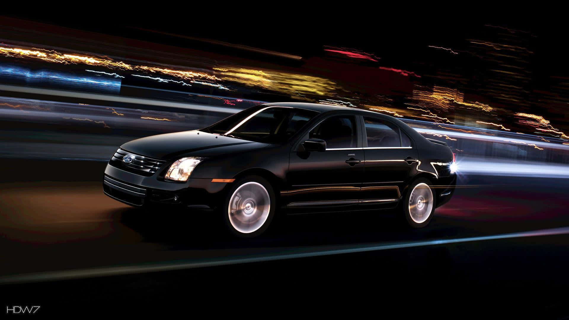 Ford Fusion 桌布 壁紙 — 一輛時尚的黑色轎車在夜晚霓虹燈閃爍的城市中疾馳，燈光拖曳成模糊的線條。