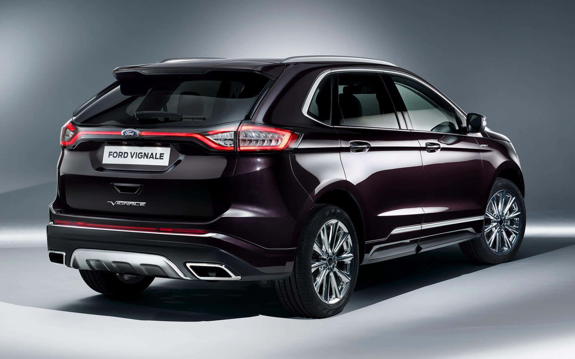 Ford Edge 桌布 壁紙 — 一輛時尚的酒紅色福特Edge Vignale SUV在攝影棚內展示，戲劇性的燈光凸顯其光澤表面和鍍鉻裝飾。