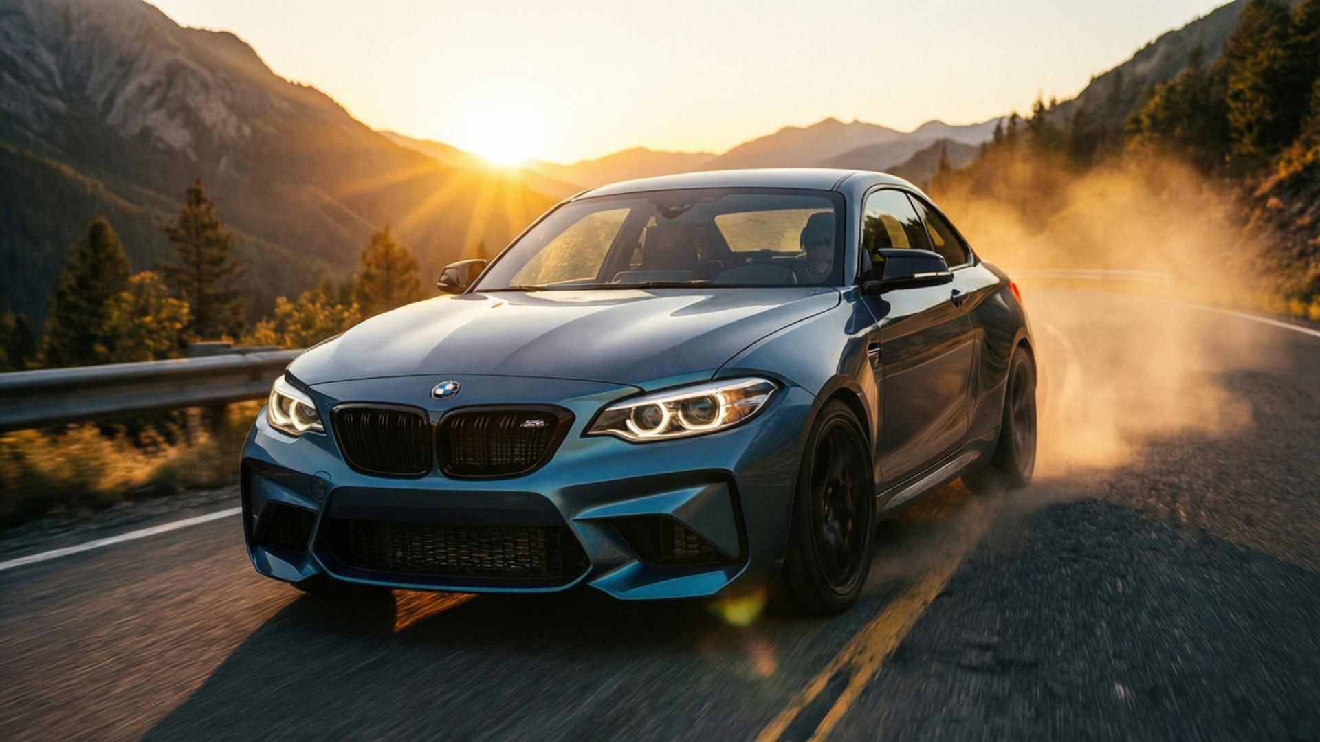 Bmw 2 Series 桌布 壁紙 — 一輛時尚的藍色BMW M2 Coupe在日落時分沿著山路疾馳，揚起灰塵，背後陽光四射。