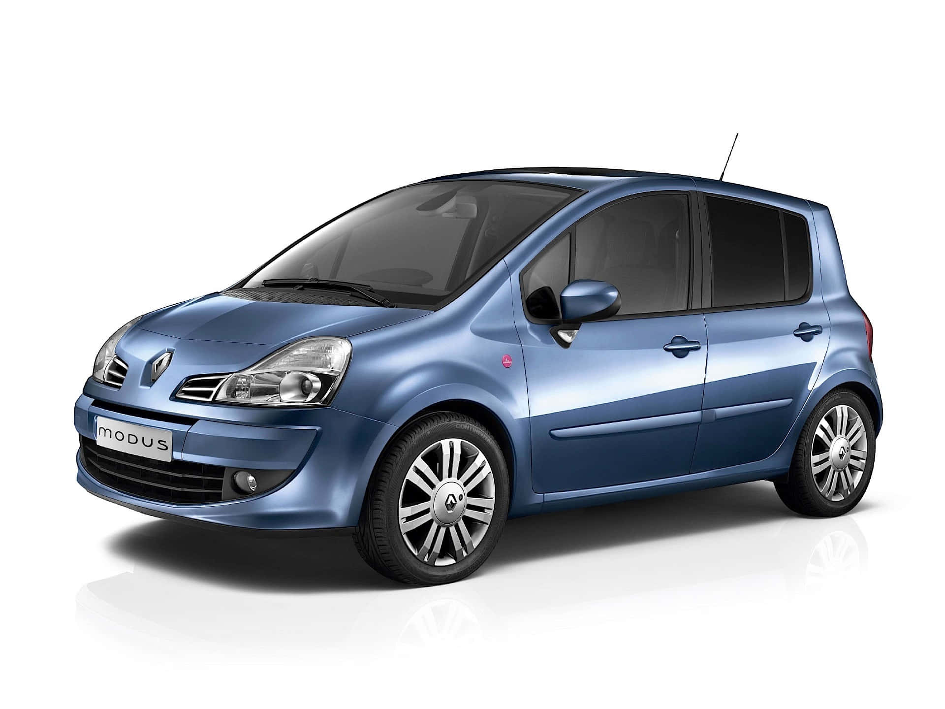 Renault Modus 桌布 壁紙 — 一輛時尚的藍色雷諾Modus緊湊型車，在工作室燈光下展示，帶有乾淨的白色背景和微妙的倒影。