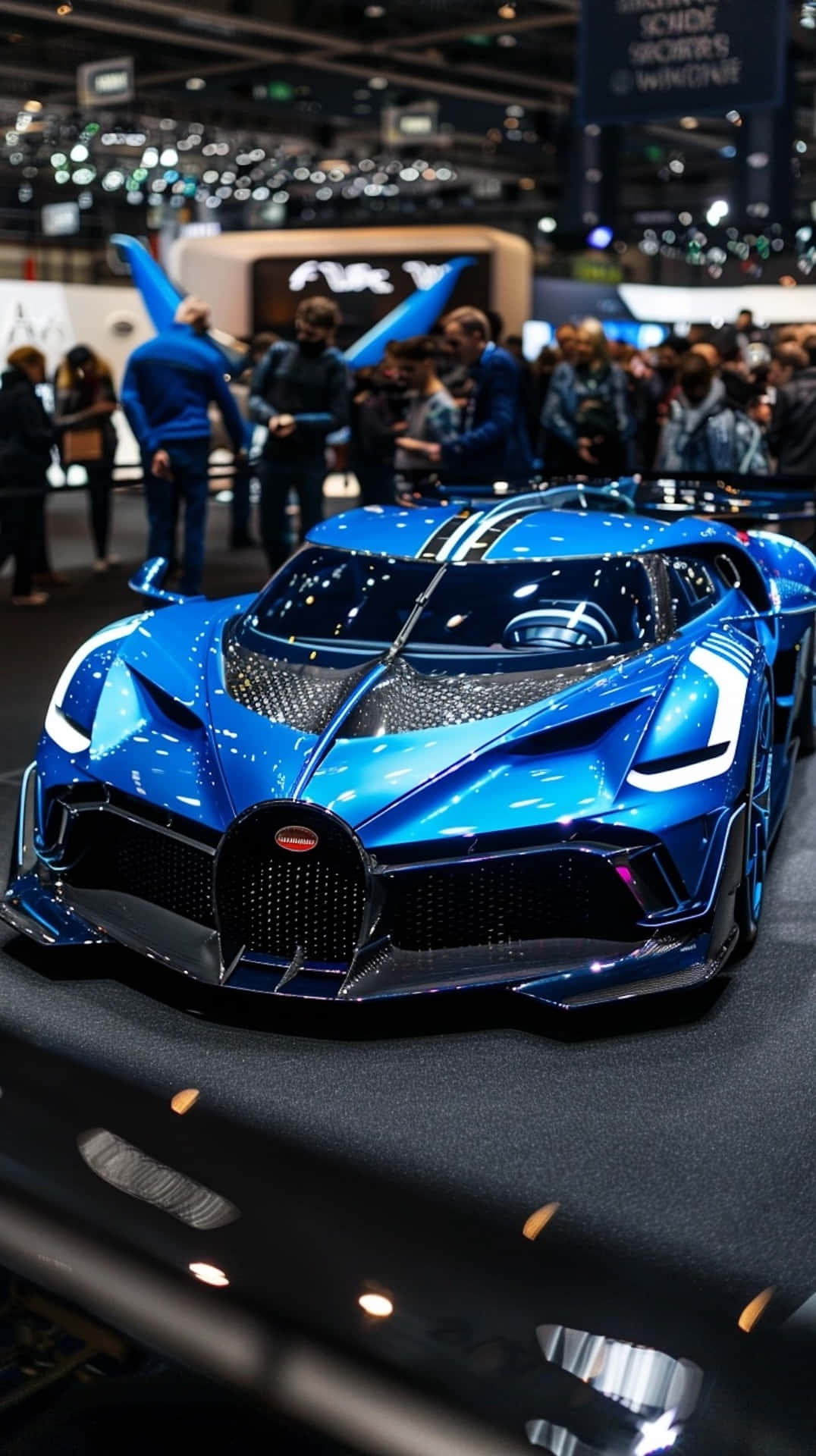  壁紙 — 一輛耀眼的藍色 Bugatti 超級跑車在擁擠的車展上閃閃發光，吸引著讚嘆的人群。