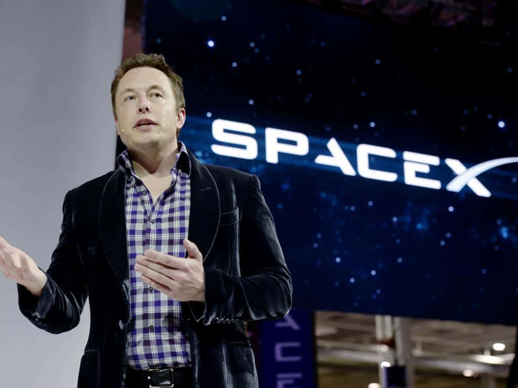 伊隆·馬斯克在星空背景下於SpaceX活動中演講。