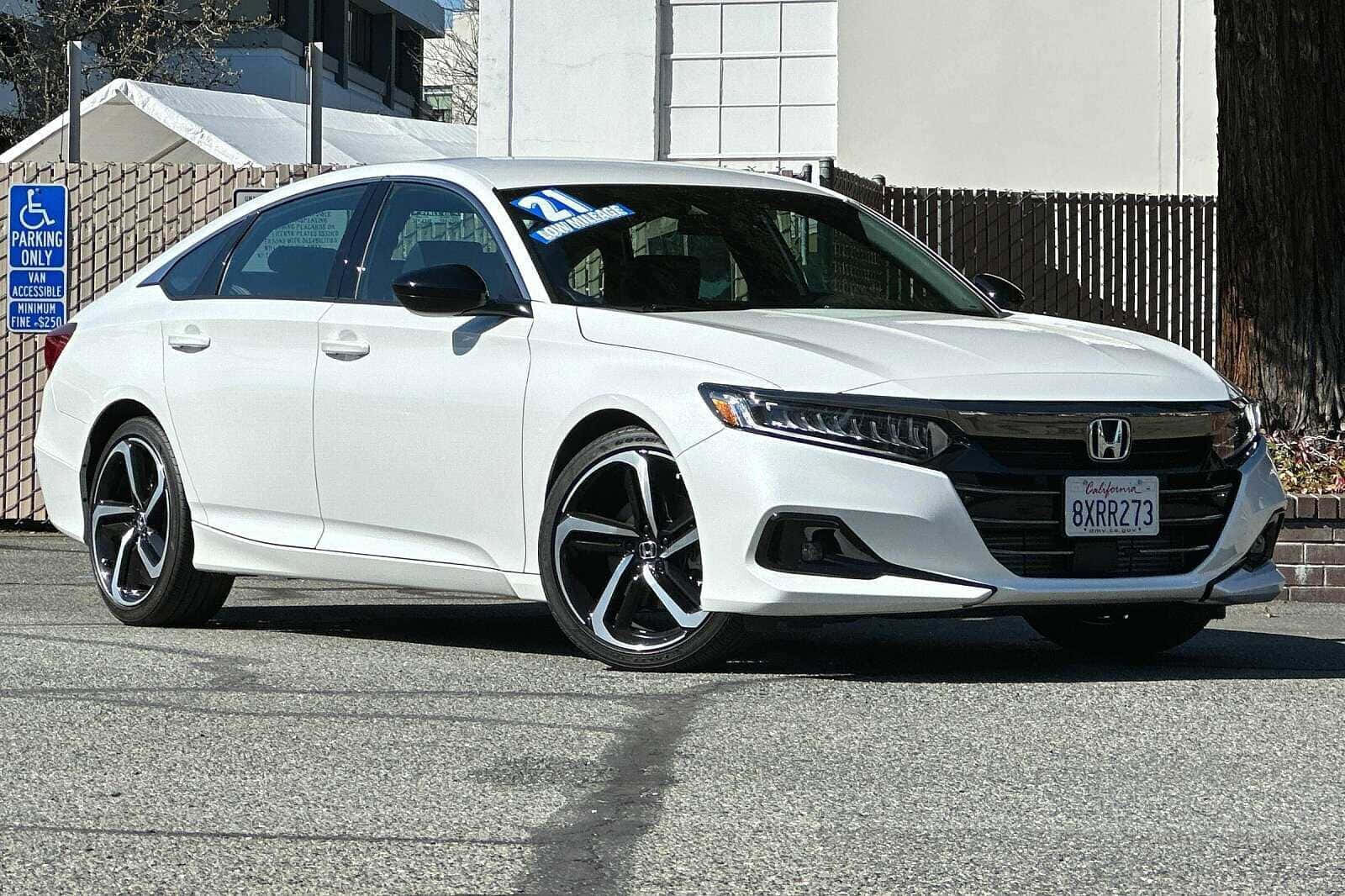 Honda Accord 桌布 壁紙 — 一輛純白色的本田雅閣轎車在日光下停泊，配備黑色合金輪圈和加州車牌。