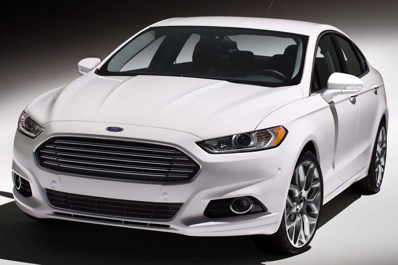 Ford Fusion 桌布 壁紙 — 一輛純白色的福特Fusion房車在攝影棚燈光下閃耀，展現流線型現代設計和拋光合金輪圈。