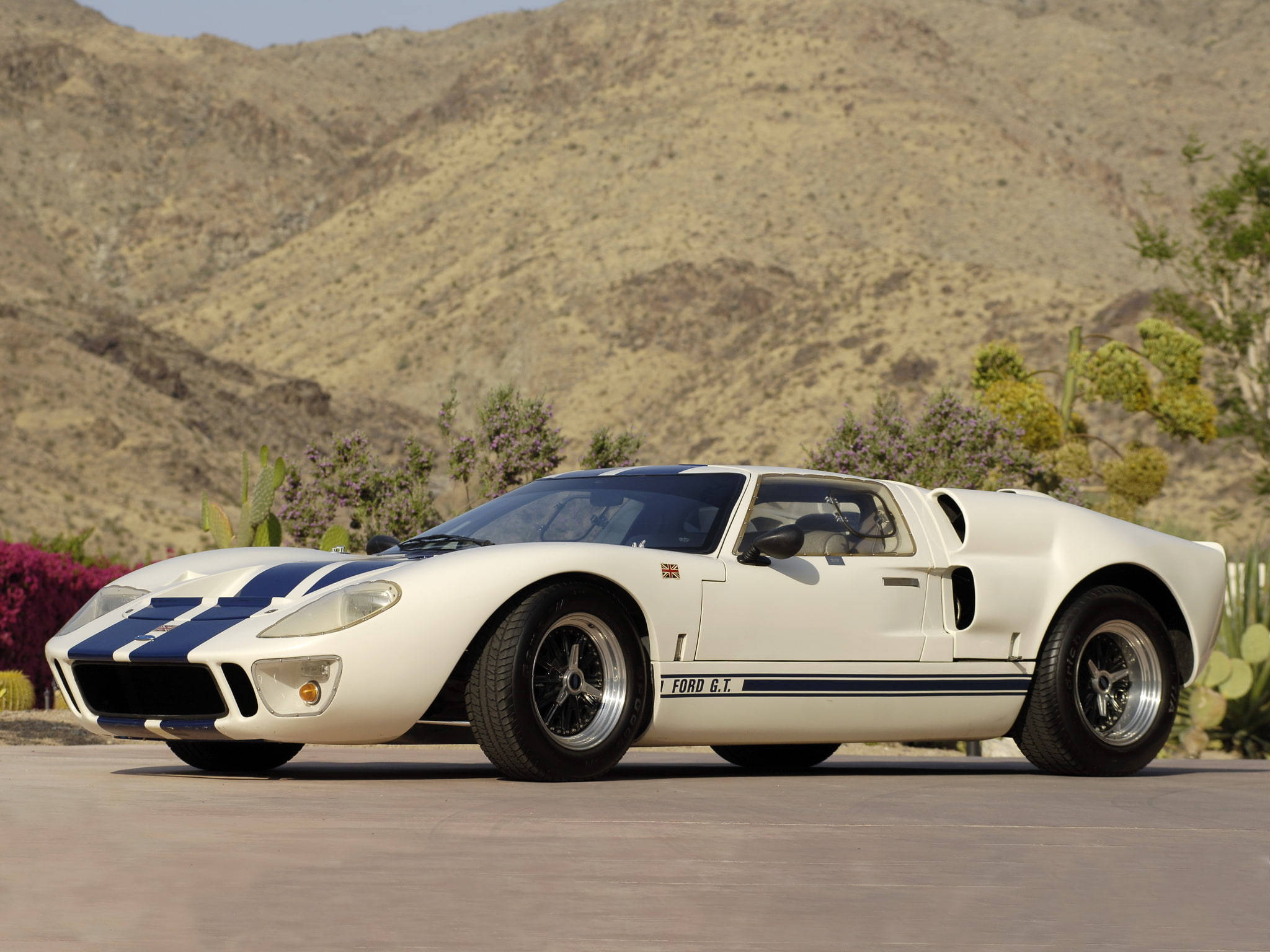 白色福特 GT40 跑車帶有藍色條紋，停泊在沙漠景觀中。