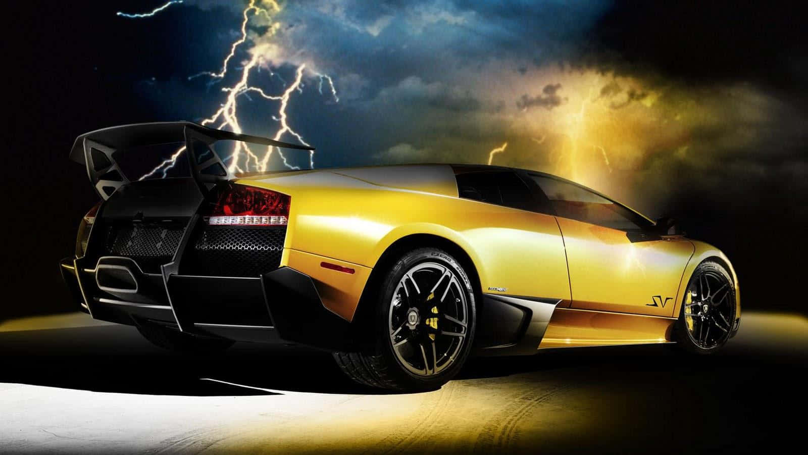 Lamborghini Murciélago 桌布 壁紙 — 一輛金色林寶堅尼 Murciélago SV 在暴風雨的夜空下，於戲劇性的閃電中閃耀。