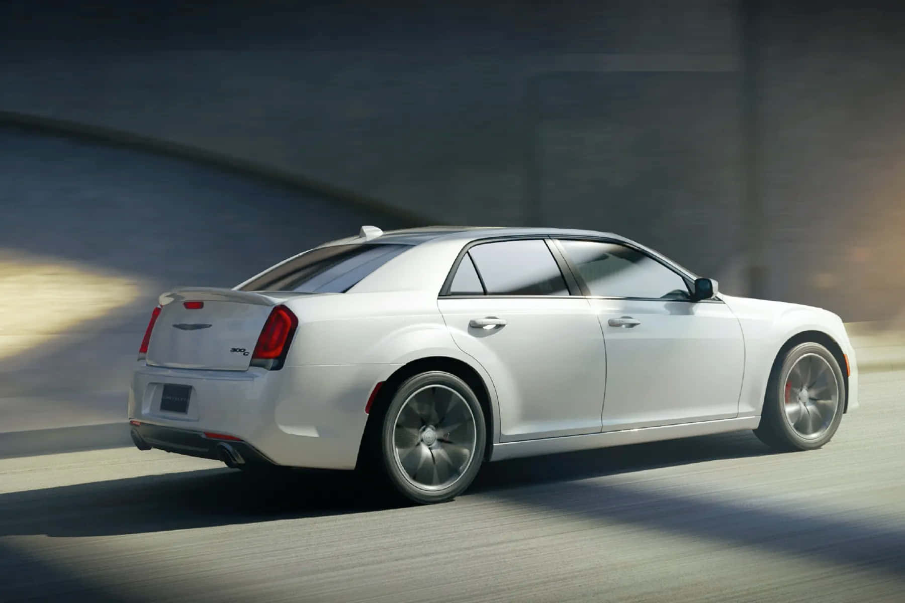 Chrysler 300 桌布 壁紙 — 一輛時尚的白色豪華轎車在陽光明媚的城市道路上疾馳，動態模糊強調了其動態運動。
