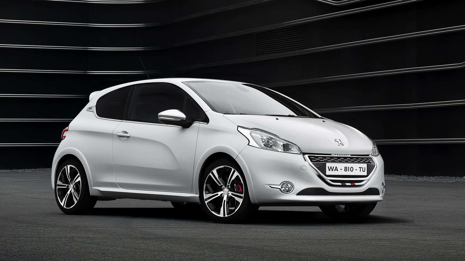 Peugeot 208 桌布 壁紙 — 一輛時尚的白色Peugeot 208跑車配備紅色制動卡鉗，在工作室環境中展示在深色弧形牆前。