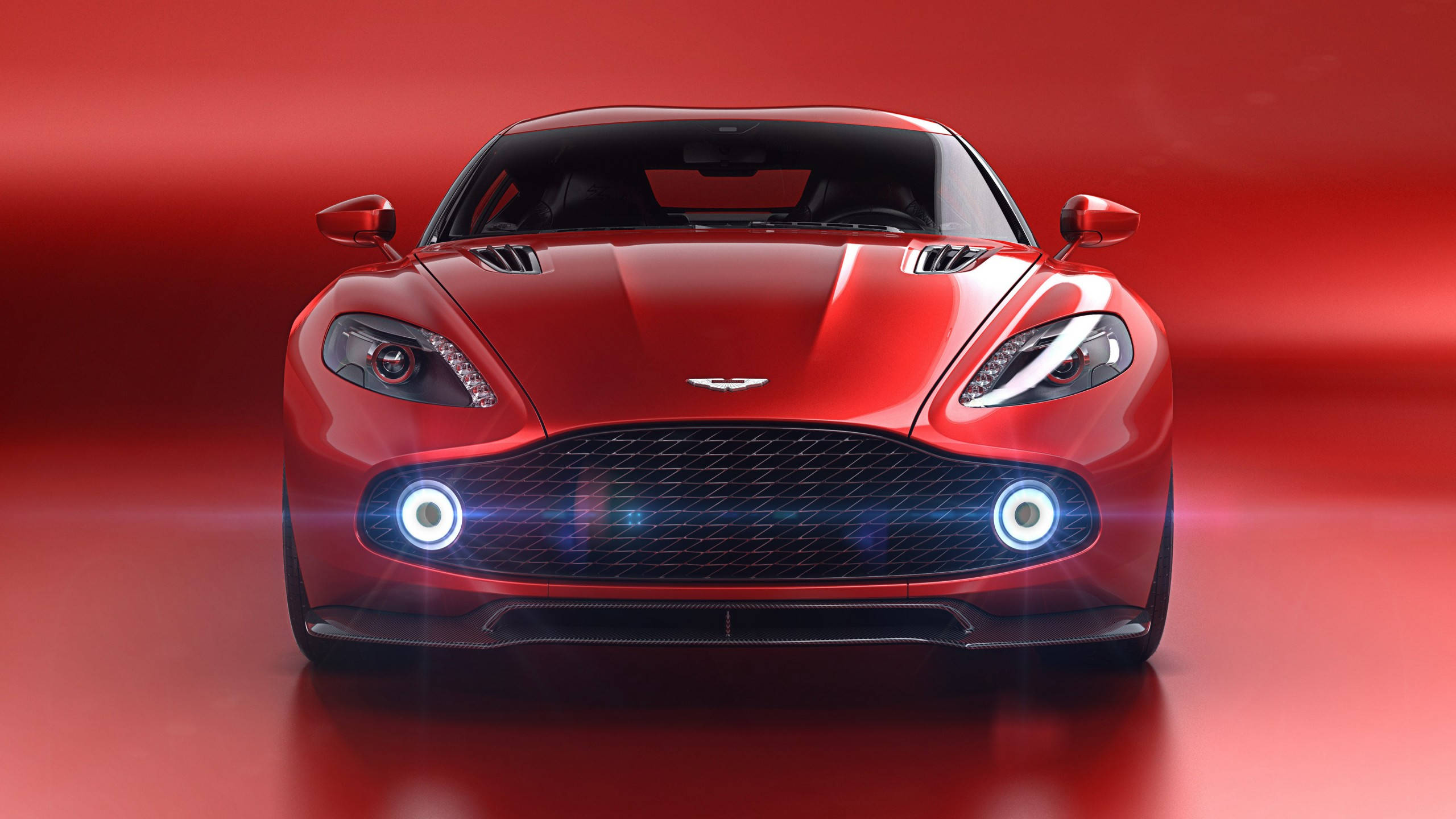 紅色Aston Martin跑車在攝影棚中配備發光的車頭燈。