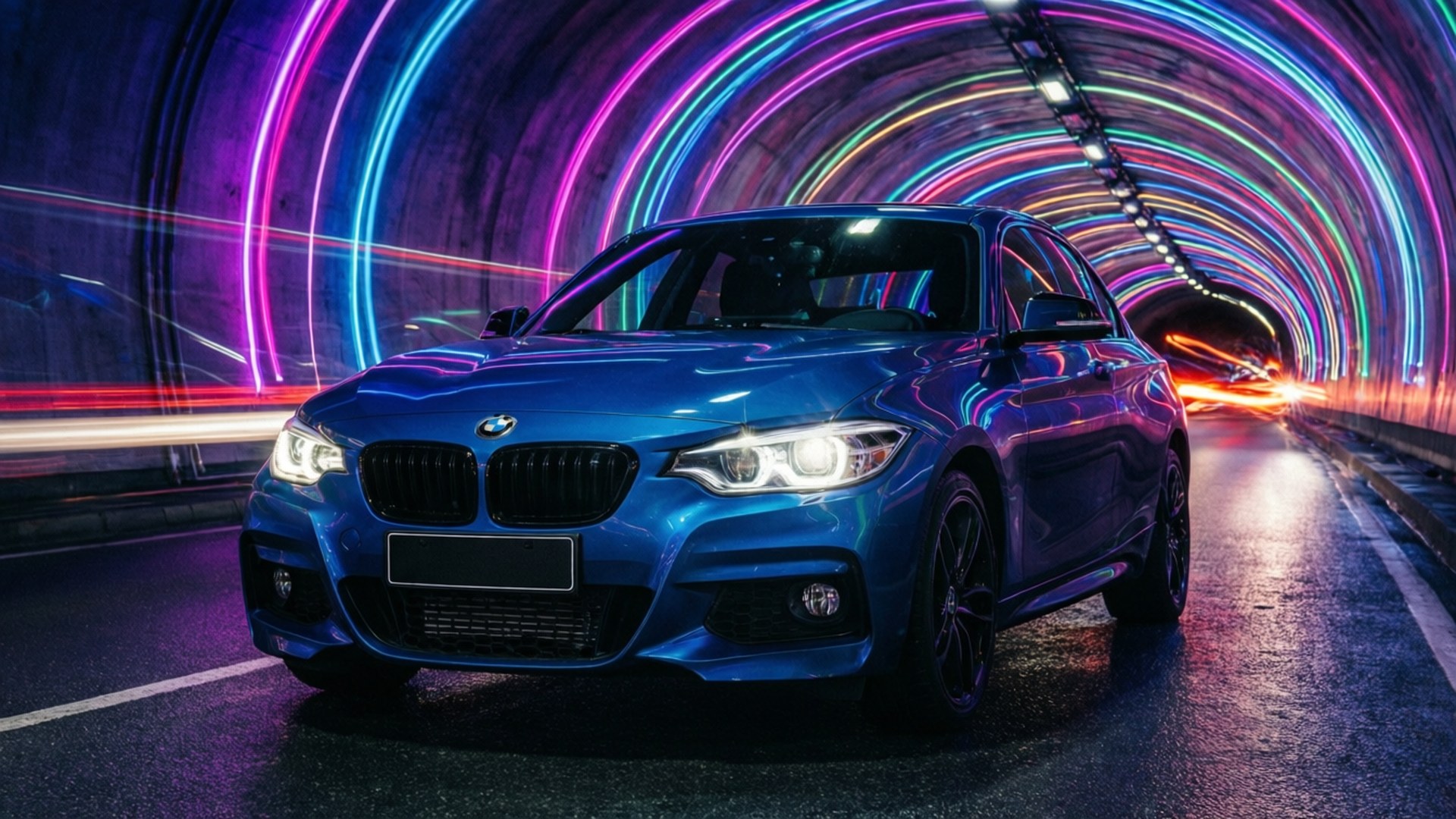 Bmw 1 Series 桌布 壁紙 — 一輛時尚的藍色BMW跑車在隧道中滑行，隧道被鮮豔的霓虹燈照亮，形成色彩條紋。