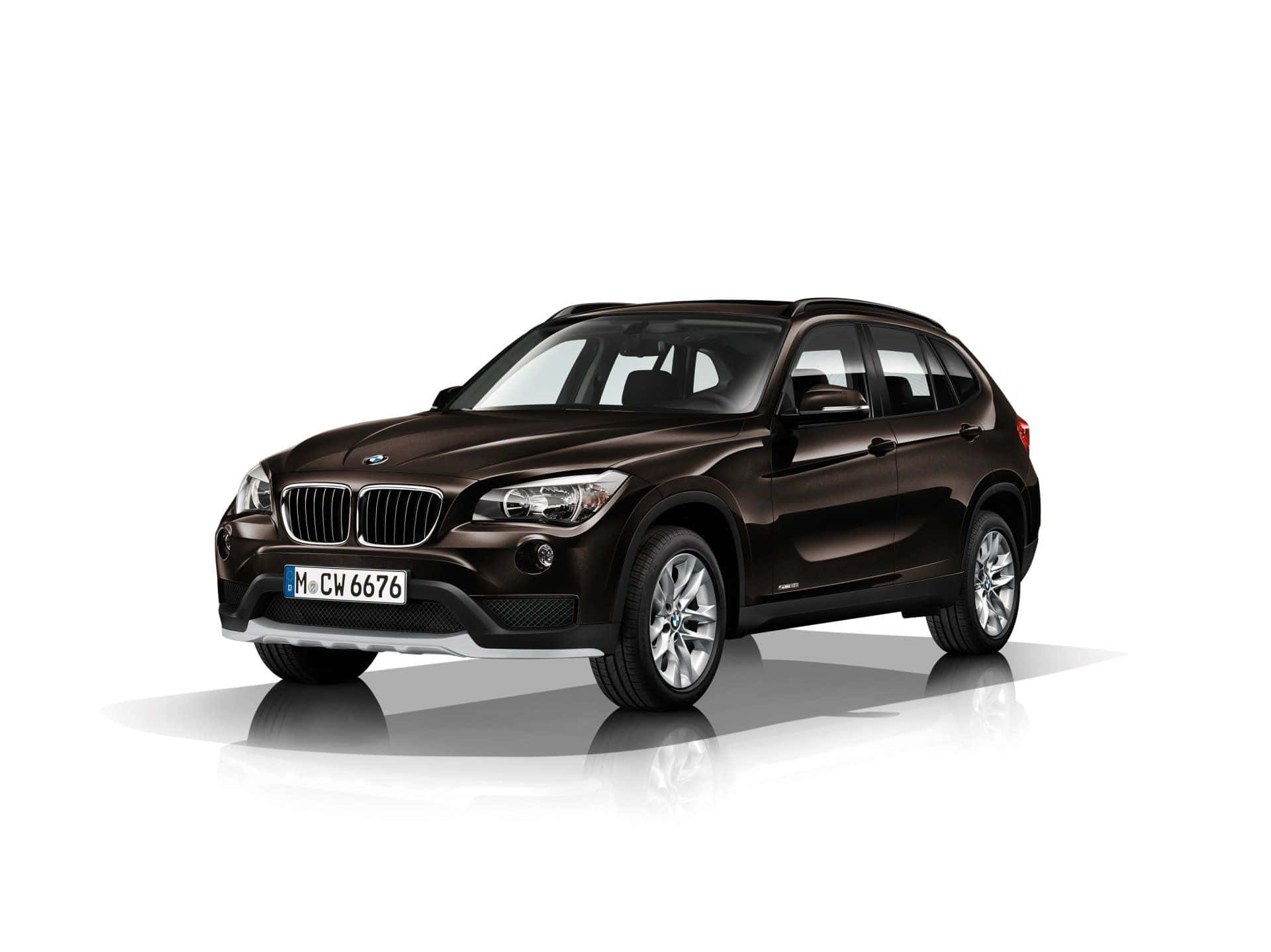 Bmw I8 桌布 壁紙 — 一輛時尚的棕色BMW X1 SUV停在反射性白色攝影棚地板上，帶有柔和陰影。