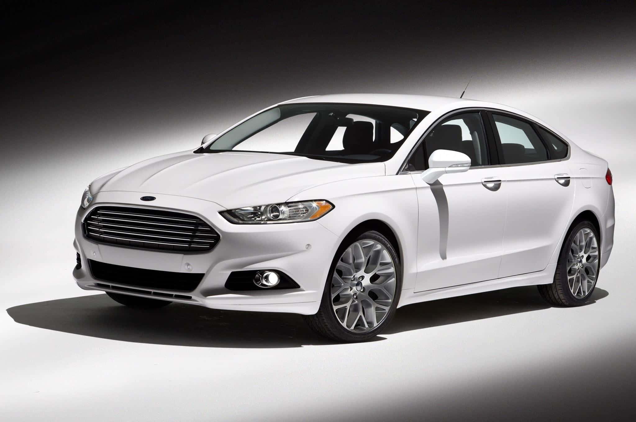 Ford Fusion 桌布 壁紙 — 一輛純白色的福特Fusion房車在影樓燈光下閃閃發光，在極簡灰色背景上投射出銳利的陰影。