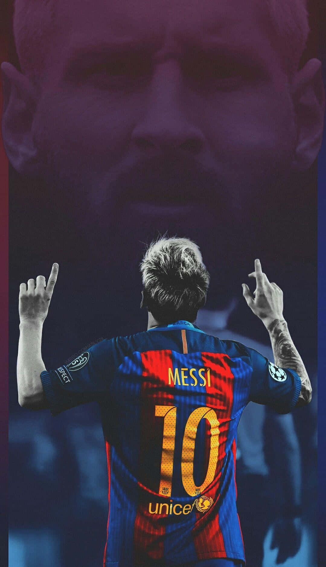 Messi 2022 桌布 壁紙 — 一名身穿藍紅間條球衣、背號10號、名字為美斯的足球員，在模糊的紫色背景下高舉雙手慶祝。