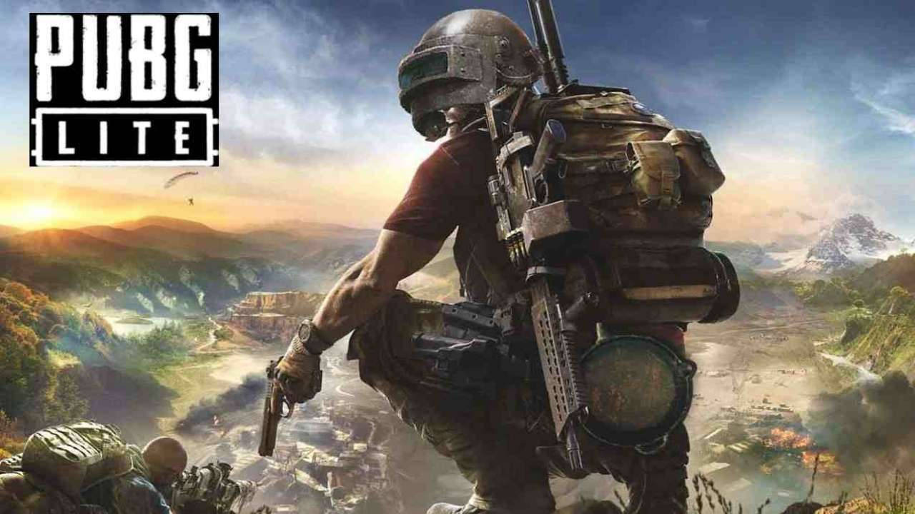 士兵在日落時俯瞰戰場，有山脈和跳傘者