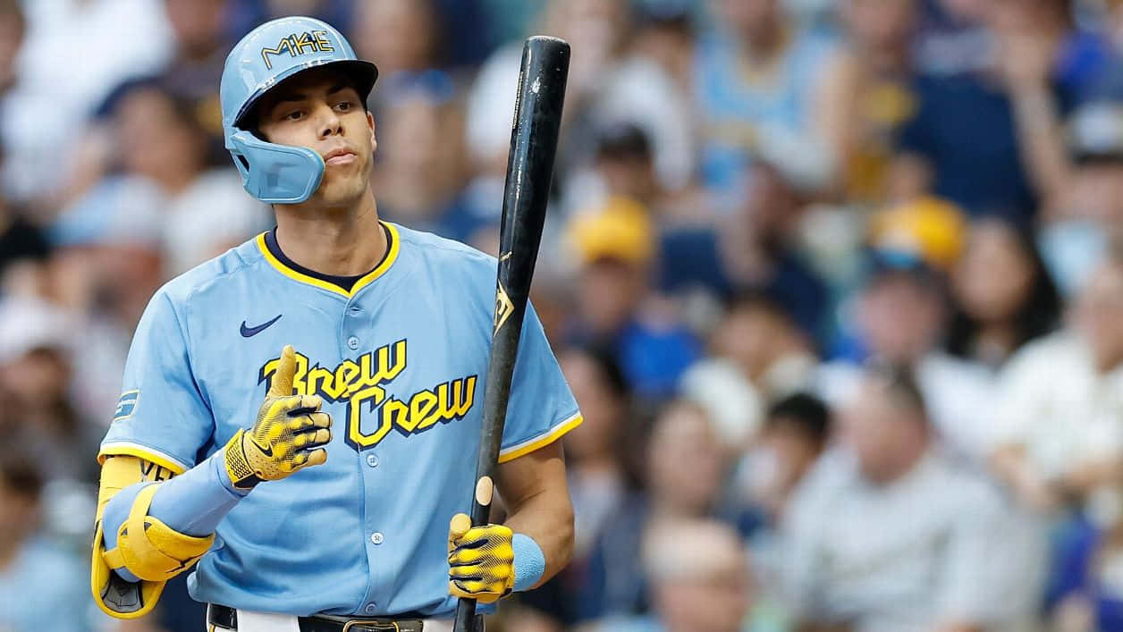  壁紙 — 一名身穿淺藍色 'Brew Crew' 球衣的棒球手在日間比賽中握著球棒，專注地向上看。