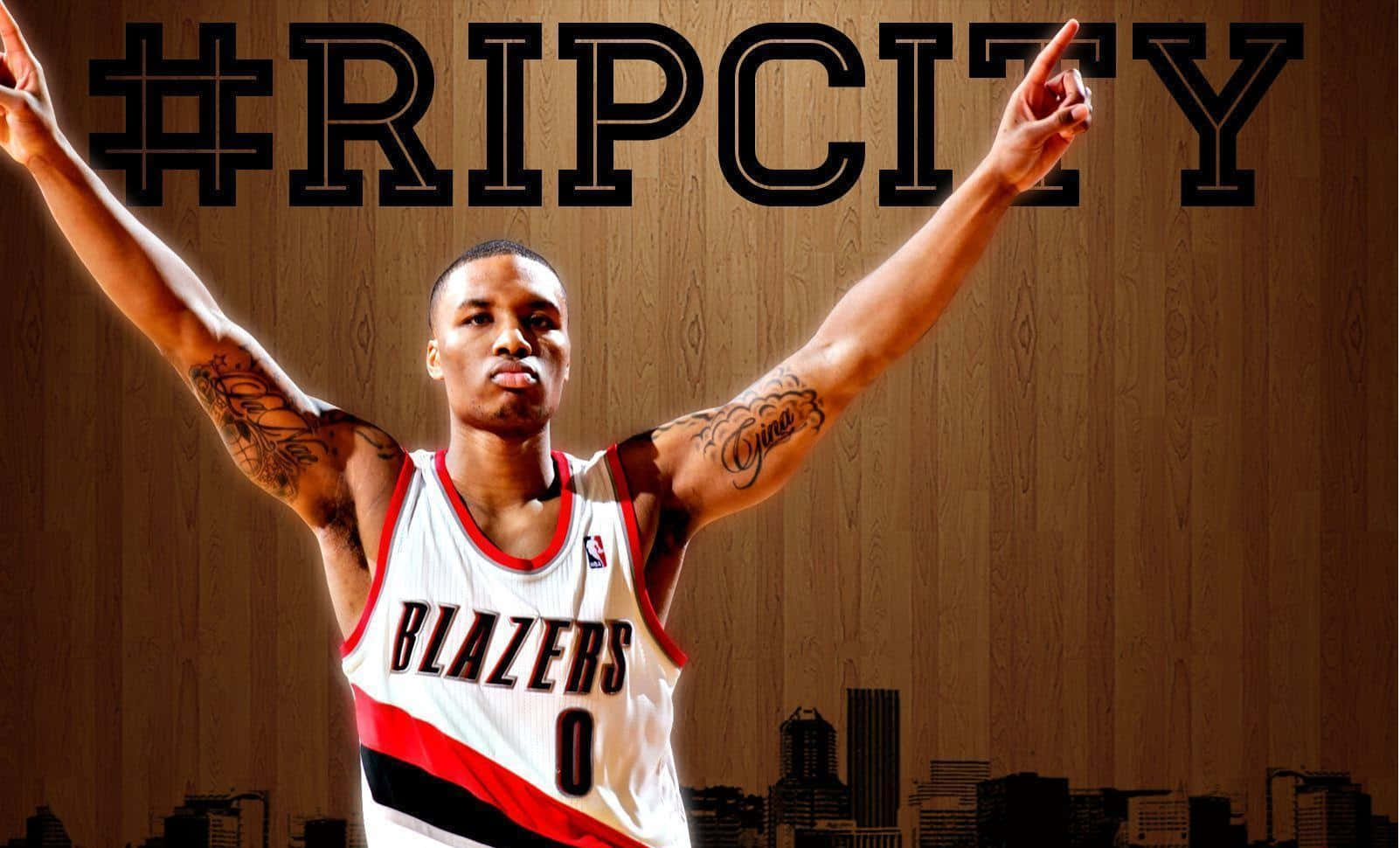  壁紙 — 一名身穿Blazers球衣的籃球運動員在木質背景前高舉雙臂慶祝勝利，背景上有#RIPCity文字和城市天際線剪影。