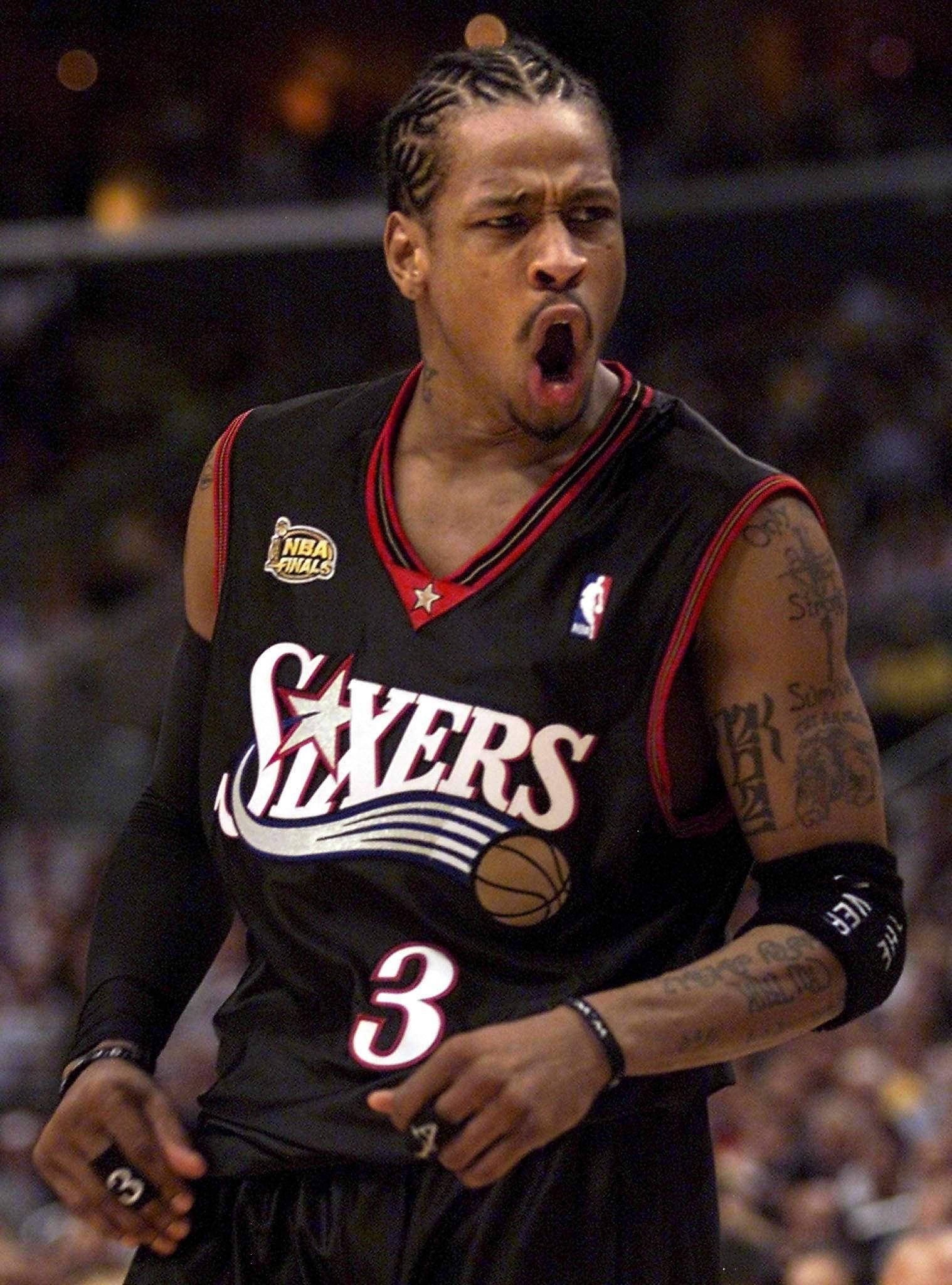 身穿76人隊球衣的籃球運動員在NBA總決賽中大喊。