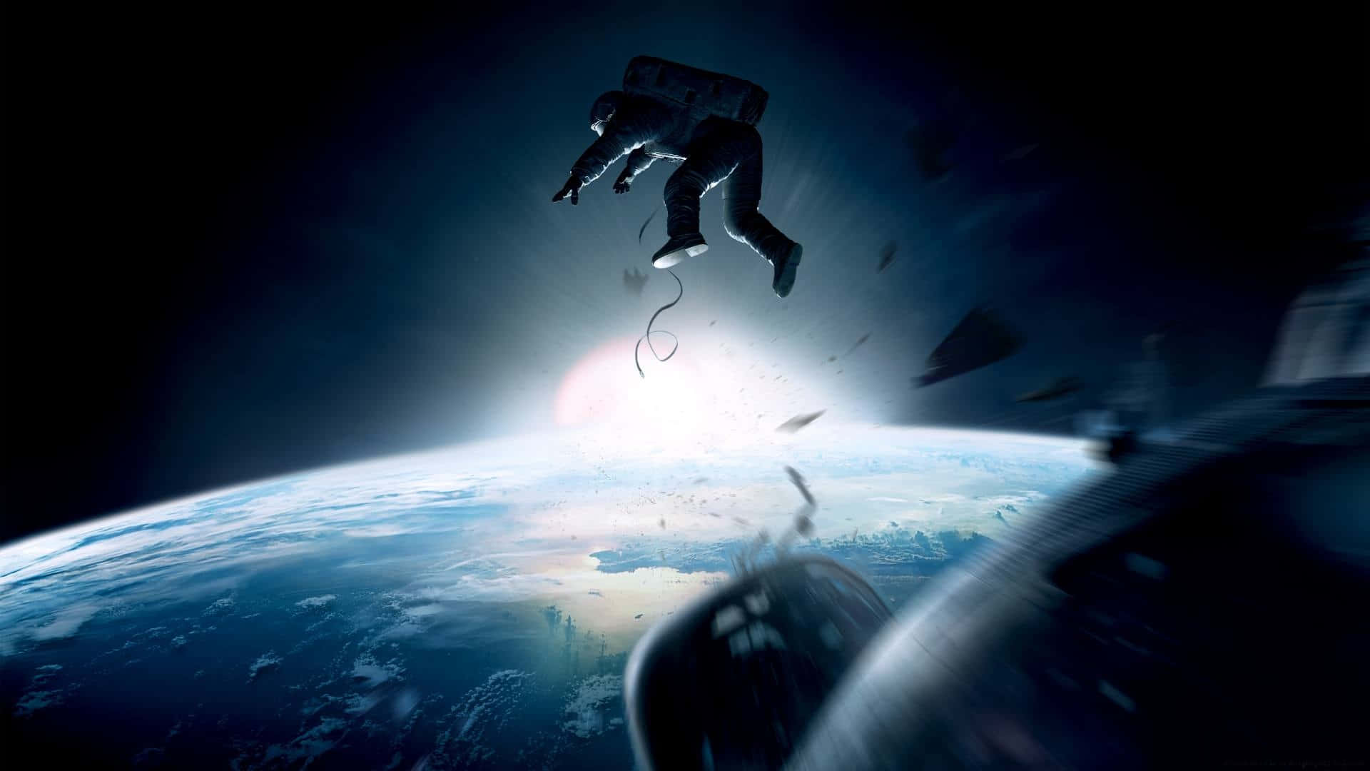 gravity 桌布 壁紙 — 一名太空人在太空中漂浮，地球的藍色曲線在下方發光，碎片在黑暗虛空中漂浮。