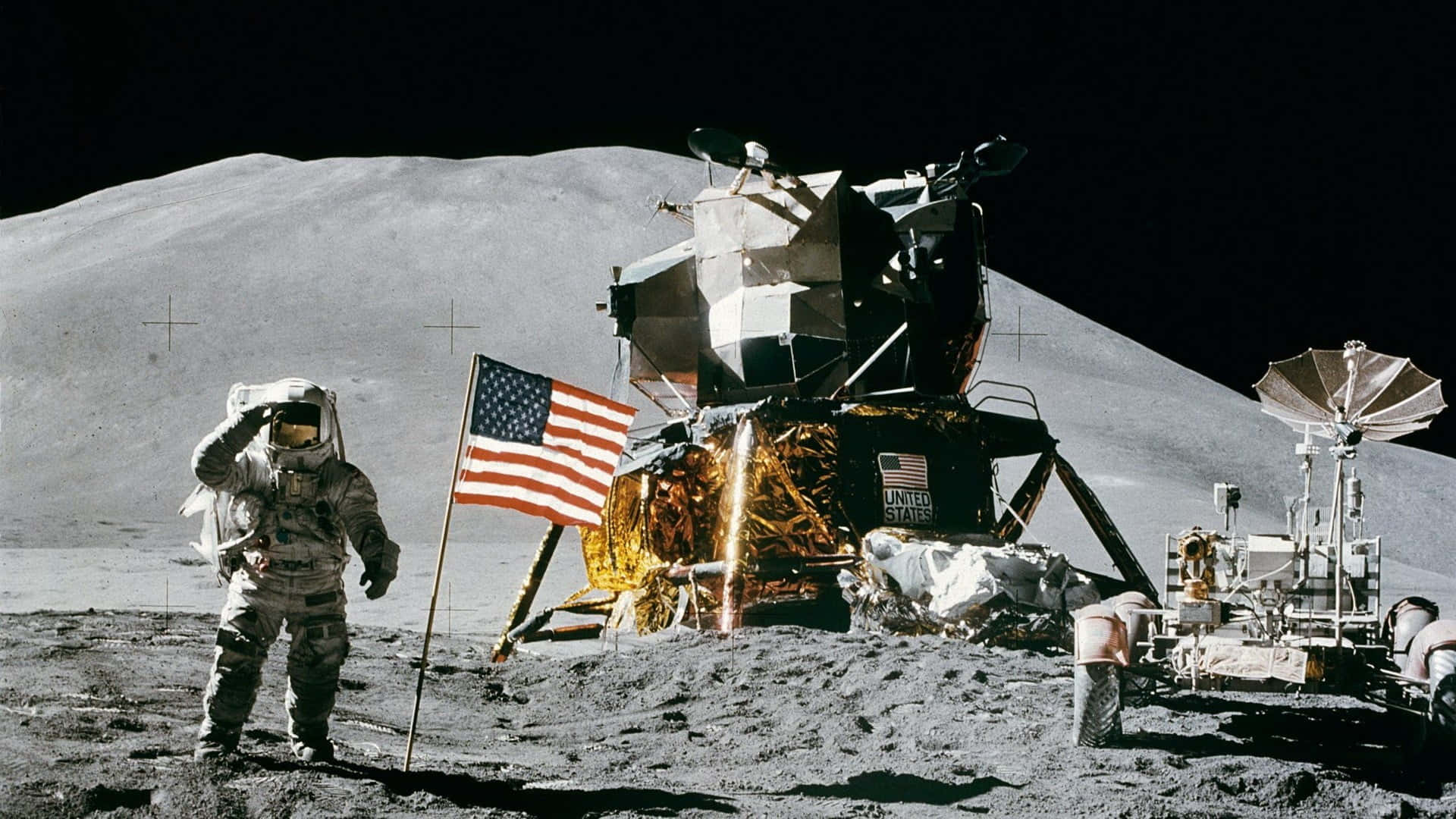 Neil Armstrong 桌布 壁紙 — 一名太空人在月球灰色表面上的登月艙旁敬禮，美國國旗在真空中飄揚。